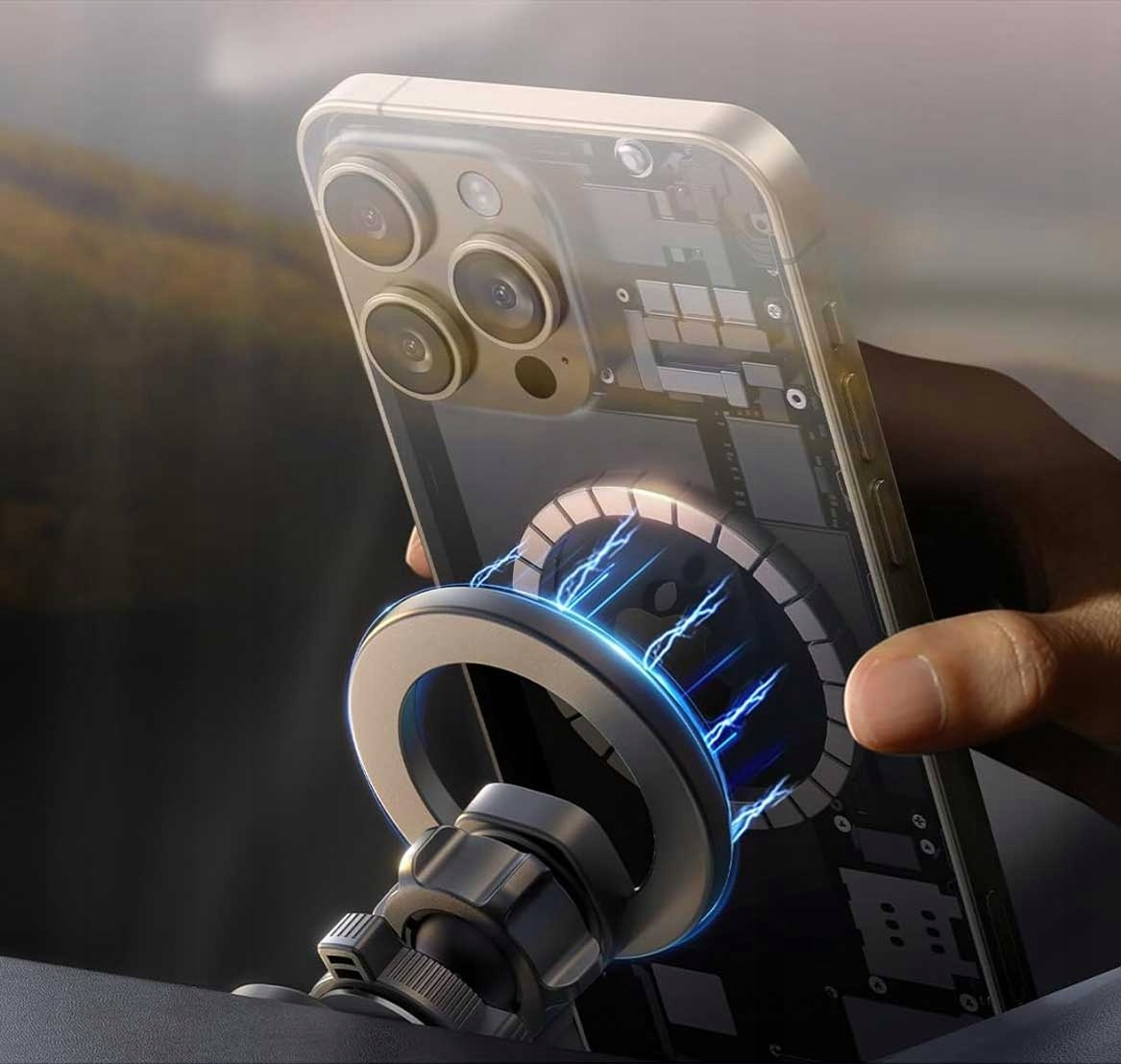Telefon trzymany przez dłoń, z dołączonym uchwytem na telefon. Telefon ma przezroczyste etui, pokazujące wewnętrzne komponenty. Efekt niebieskich błyskawic.