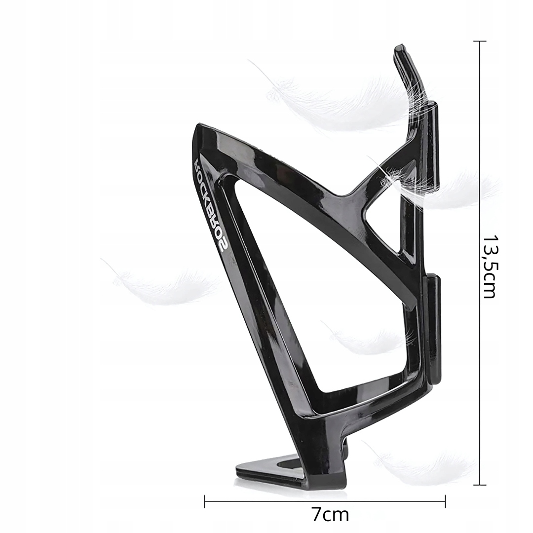 Czarny koszyk na bidon rowerowy. Wymiary to 7 cm szerokości i 13,5 cm wysokości. Białe dekoracje z piór w tle.