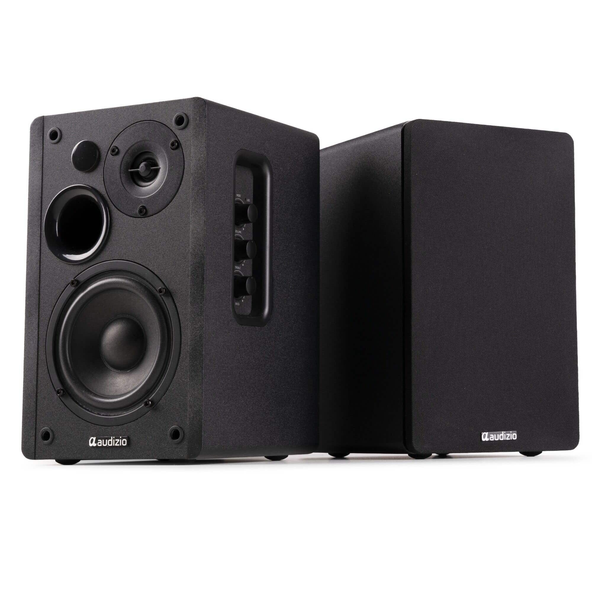 Dos altavoces Audizio negros. El altavoz izquierdo tiene controles y tres orificios. El derecho es liso.