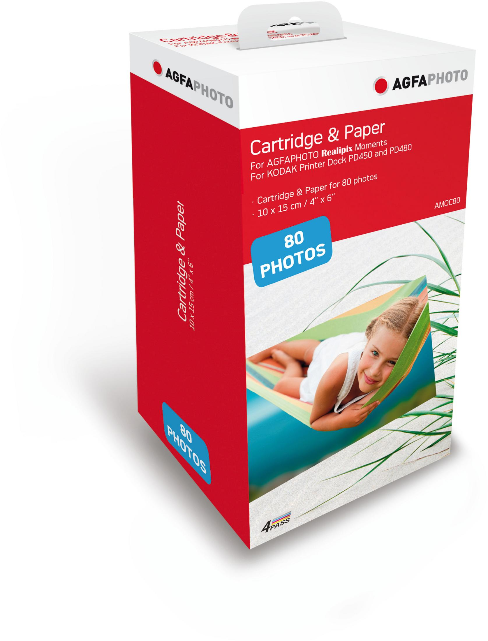 Pudełko z wkładami do zdjęć z dzieckiem na plaży. Pudełko jest czerwono-białe, z marką AGFA Photo.