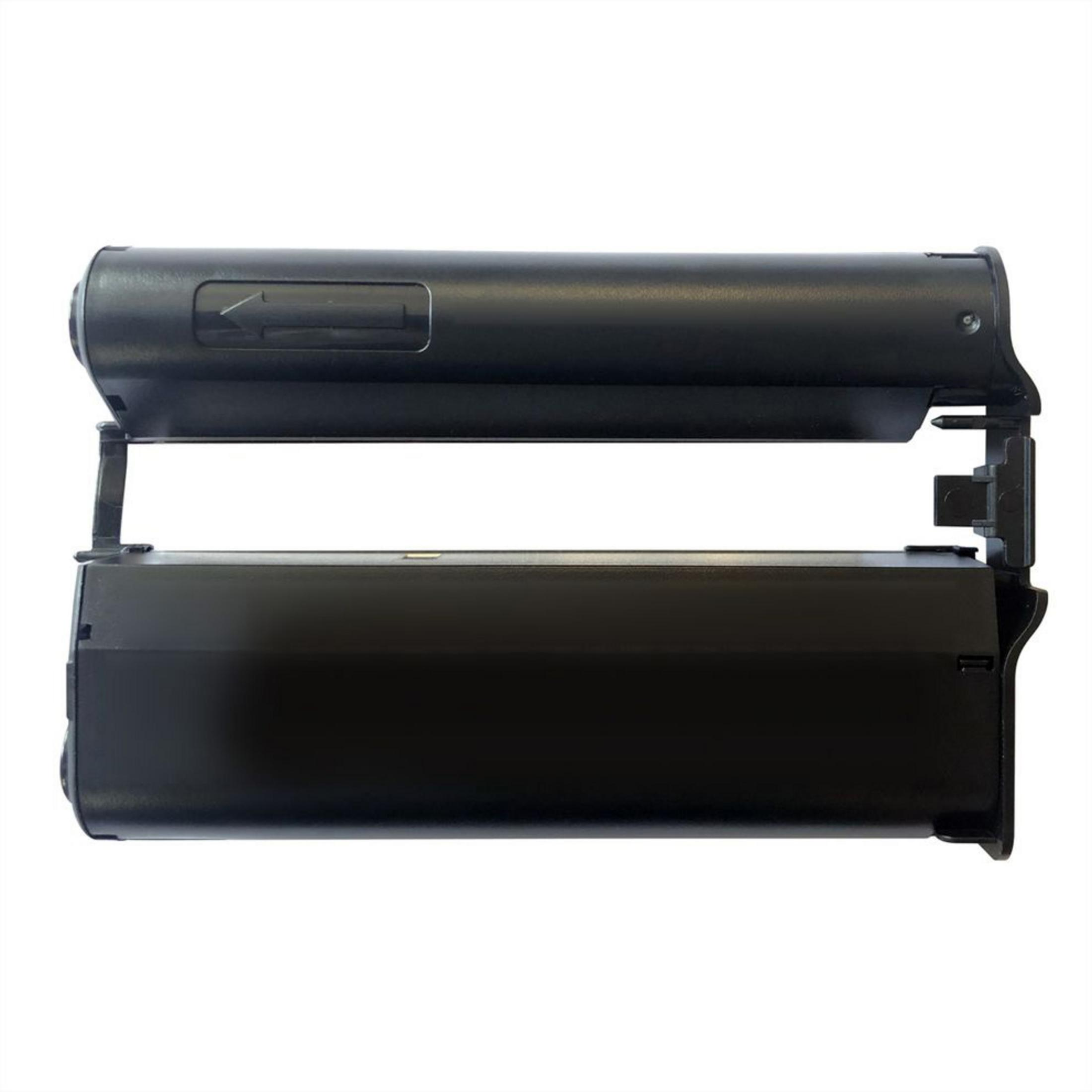 Czarny wkład z tonerem do drukarki. Górna część ma strzałkę. Tło jest gładko białe.