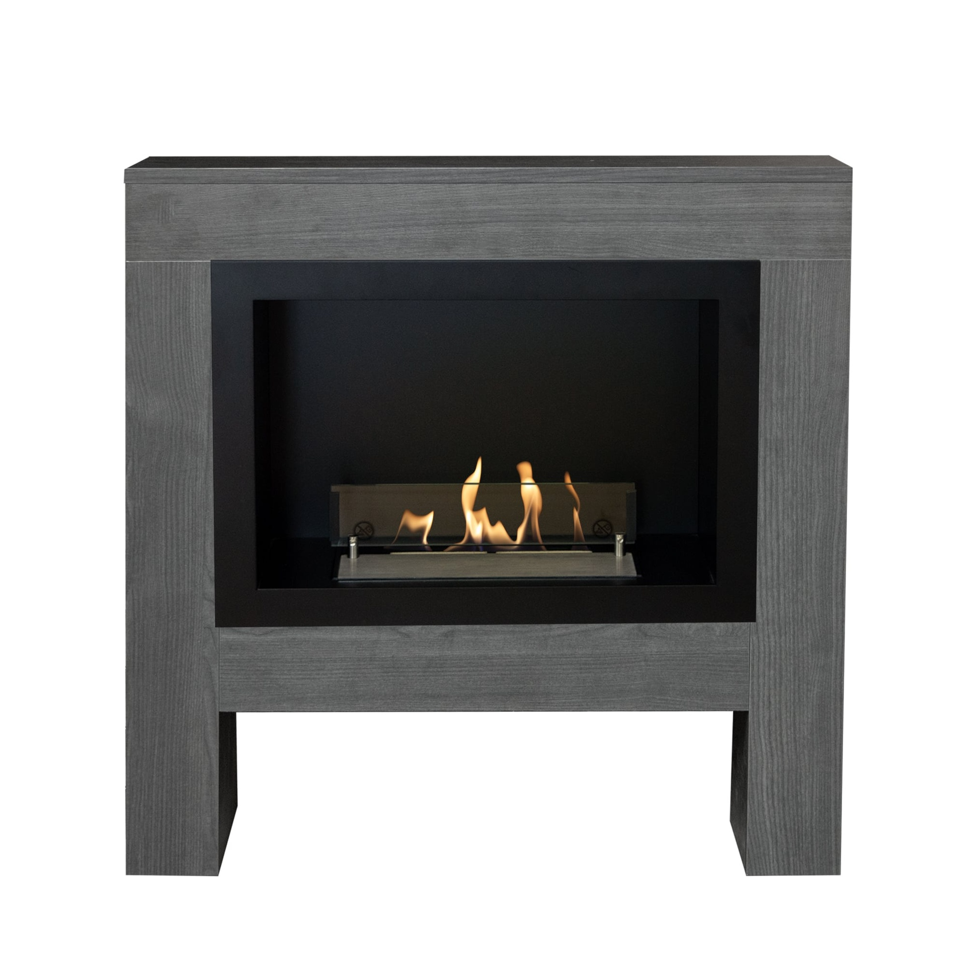 Een grijze houten open haard met vlammen. De open haard is rechthoekig en heeft een zwart interieur. Vlammen zijn zichtbaar.