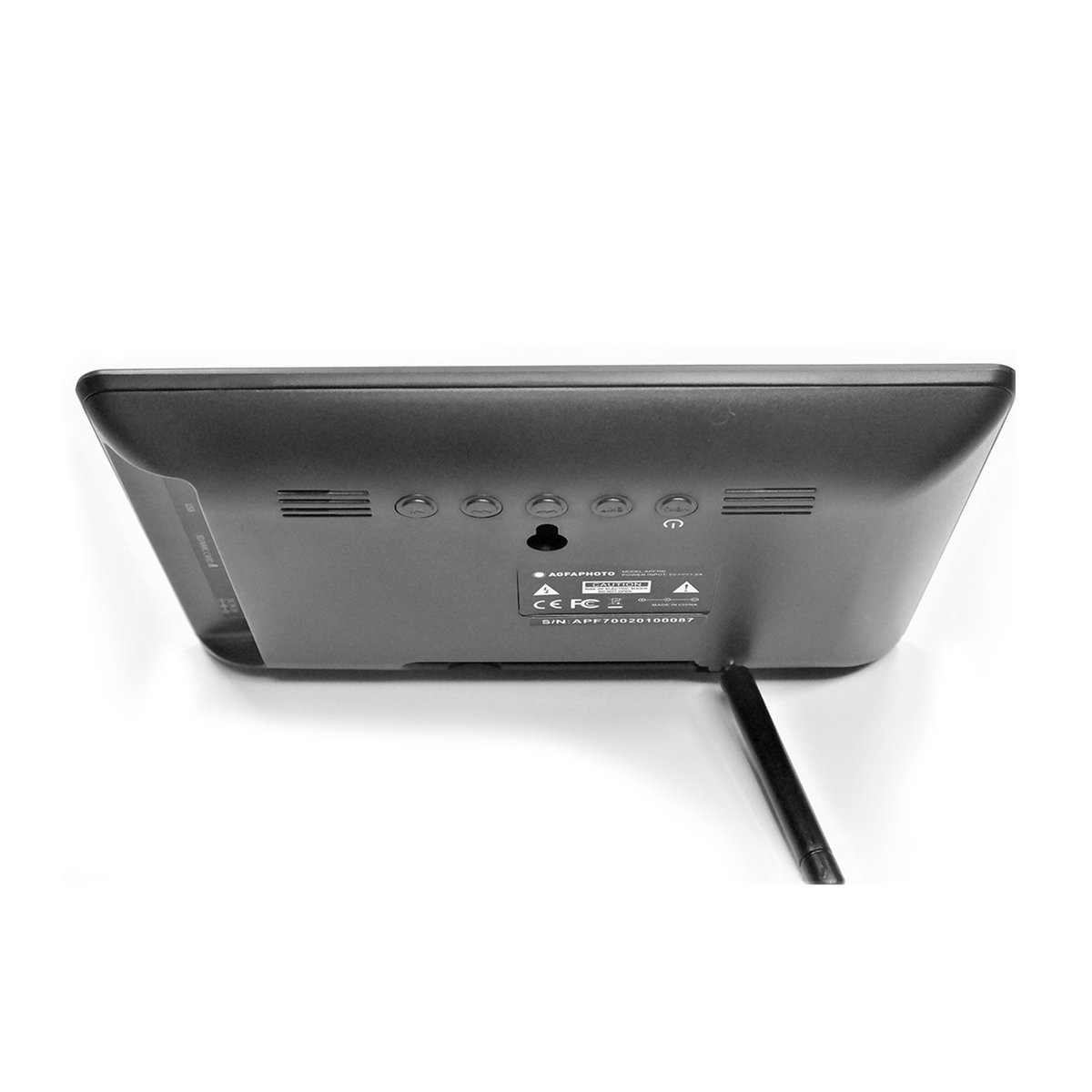 Czarna cyfrowa ramka na zdjęcia Agfaphoto, skierowana w górę. Widoczne przyciski i porty. Czarny stojak rozciąga się w dół od ramki.