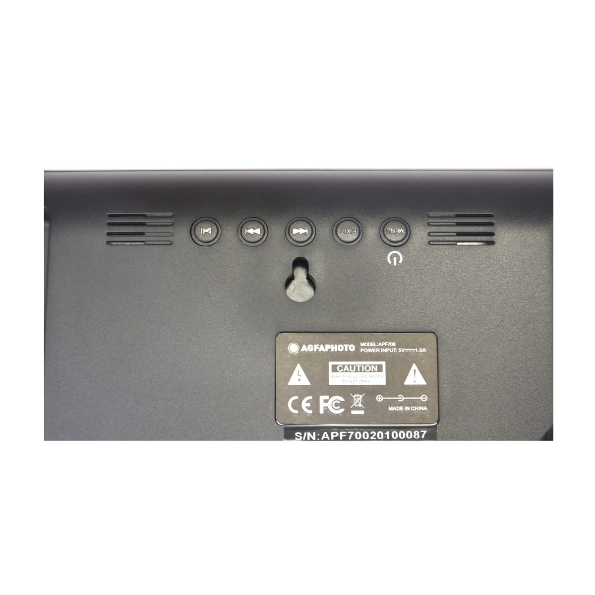 Czarne urządzenie z przyciskami i tekstem, logo AgfaPhoto, informacje o modelu i ostrzeżenia. Przyciski obejmują odtwarzanie, menu i zasilanie.