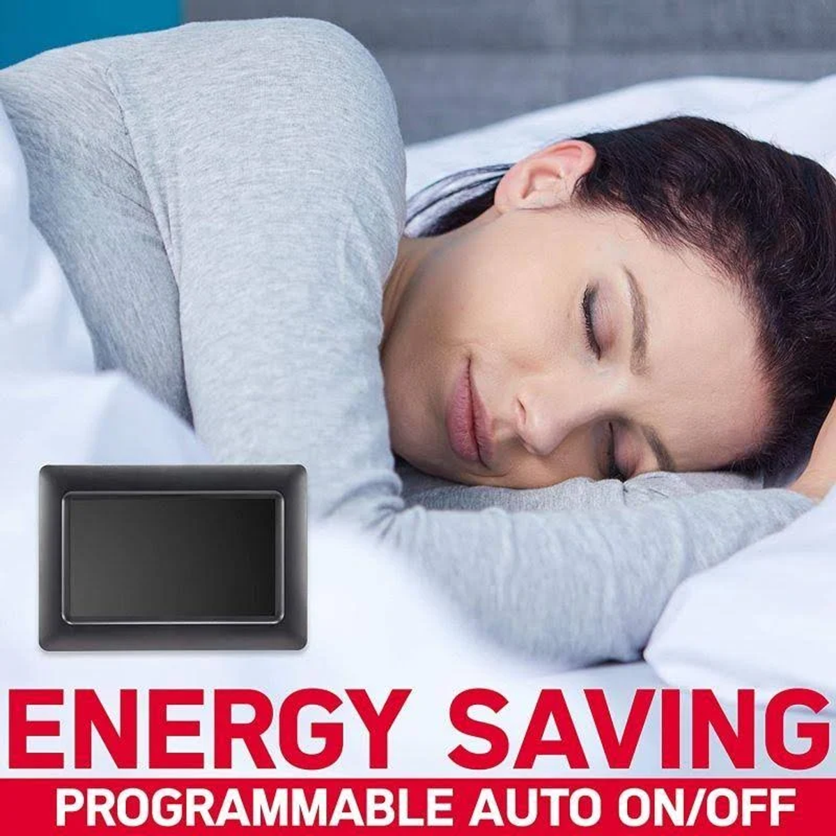 Kobieta śpi w łóżku. Czarne urządzenie jest na pierwszym planie. Tekst: OSZCZĘDZANIE ENERGII PROGRAMOWALNE AUTO WŁ./WYŁ.