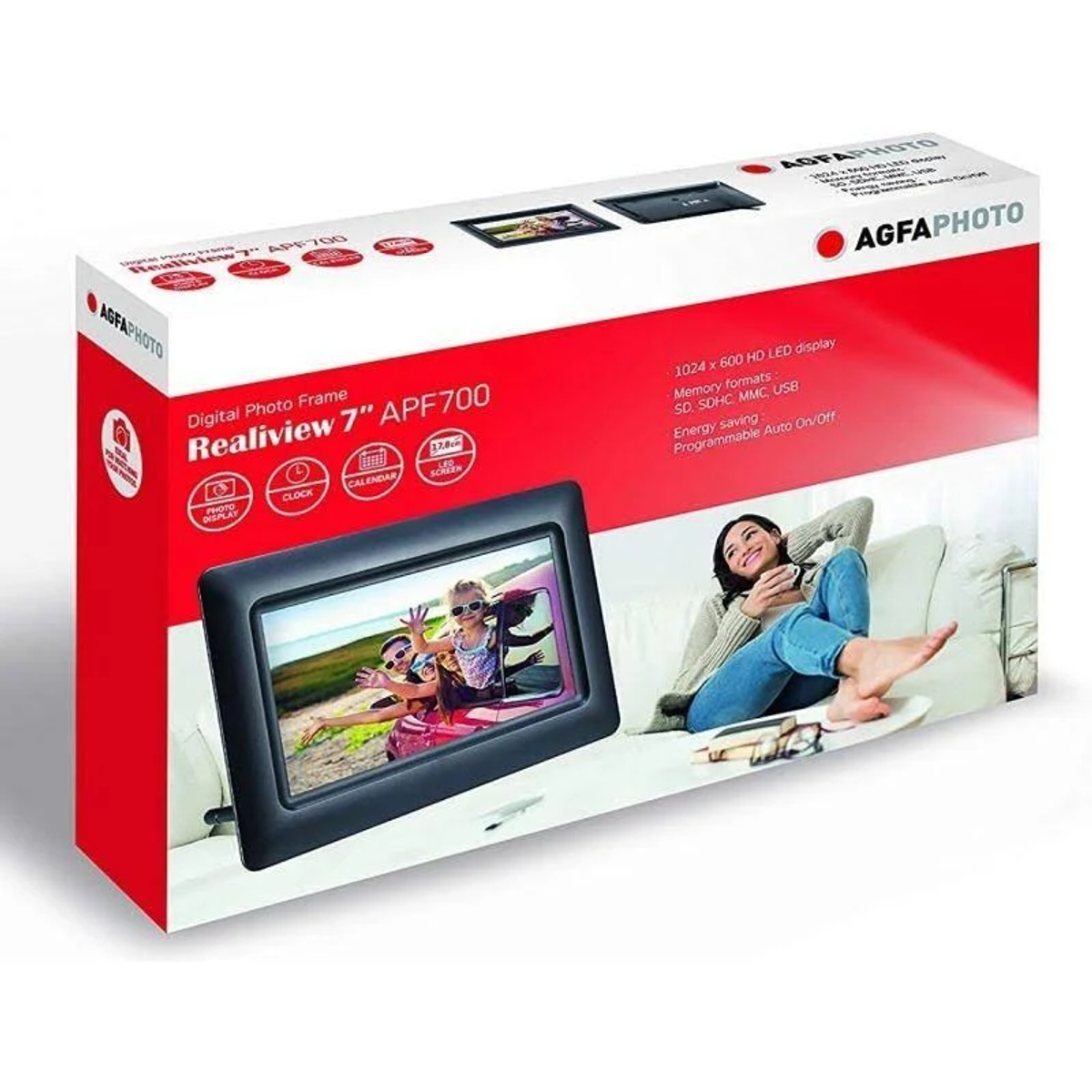 Pudełko na cyfrową ramkę na zdjęcia Realiview 7" APF700. Kobieta odpoczywa na kanapie obok pudełka.