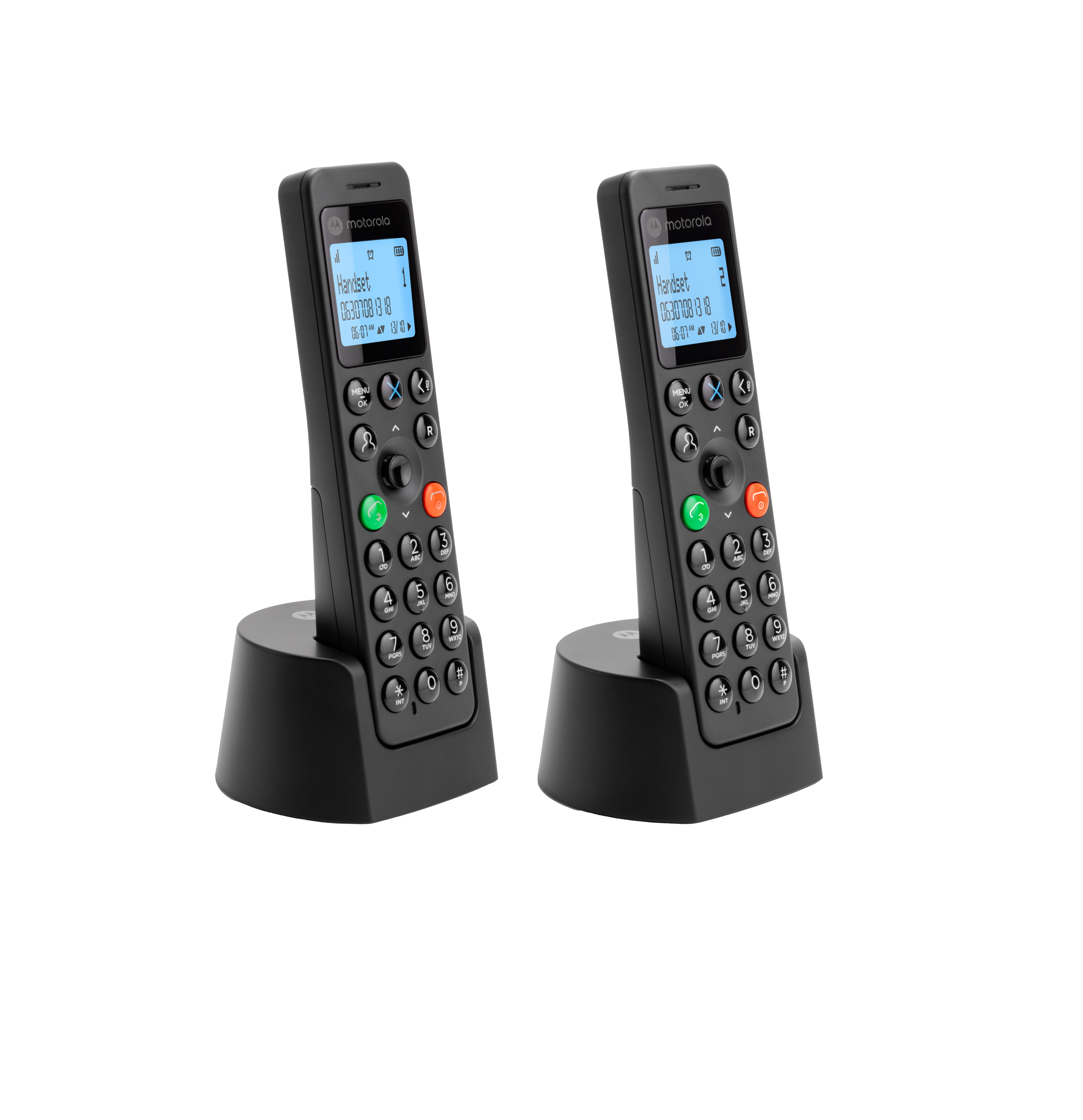Zwei schwarze schnurlose Telefone auf schwarzen Ladestationen mit Display und Tasten. Motorola-Logo sichtbar.