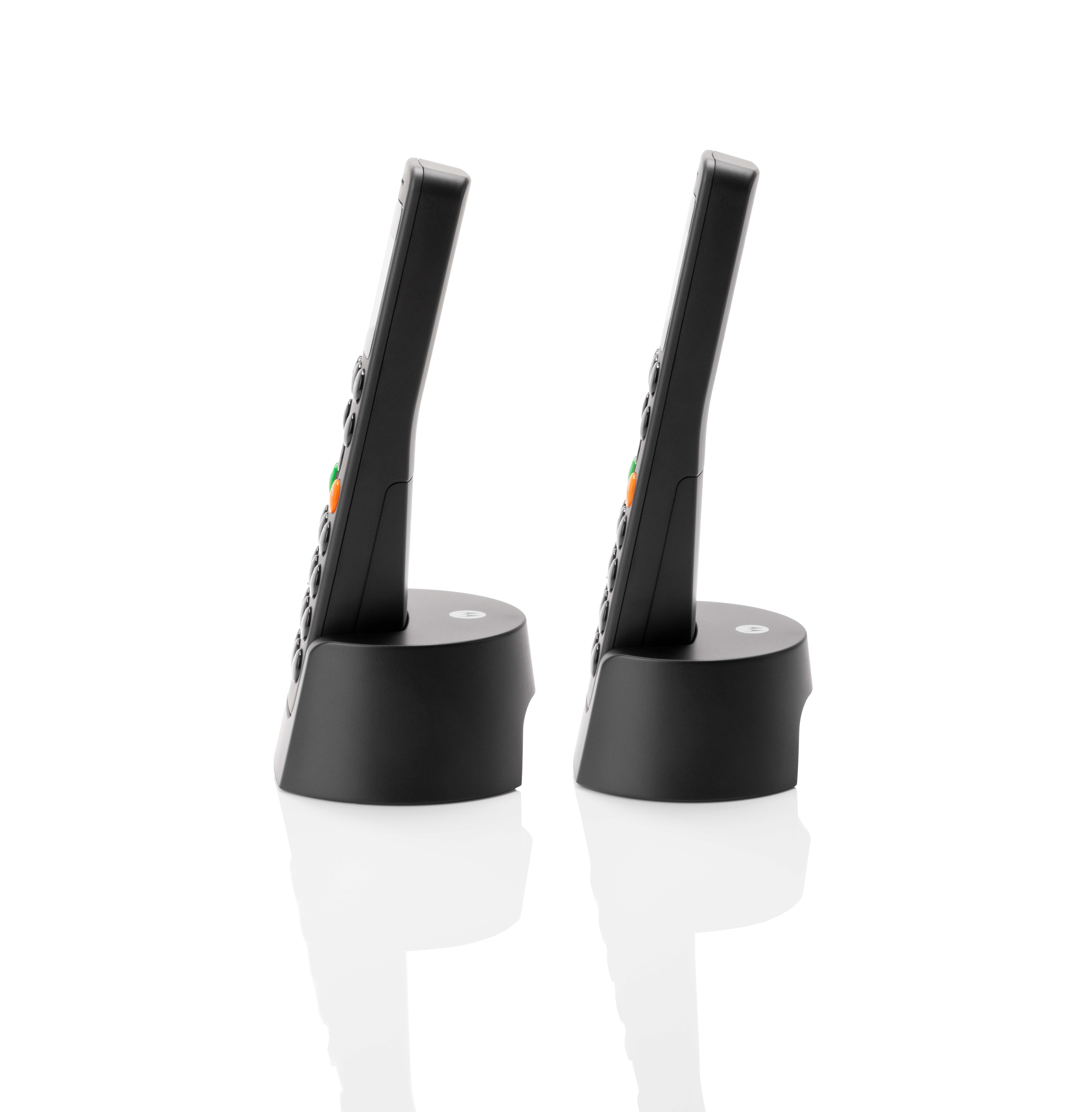 Dos teléfonos inalámbricos negros en sus bases de carga, sobre un fondo blanco. Se ven botones en los teléfonos.