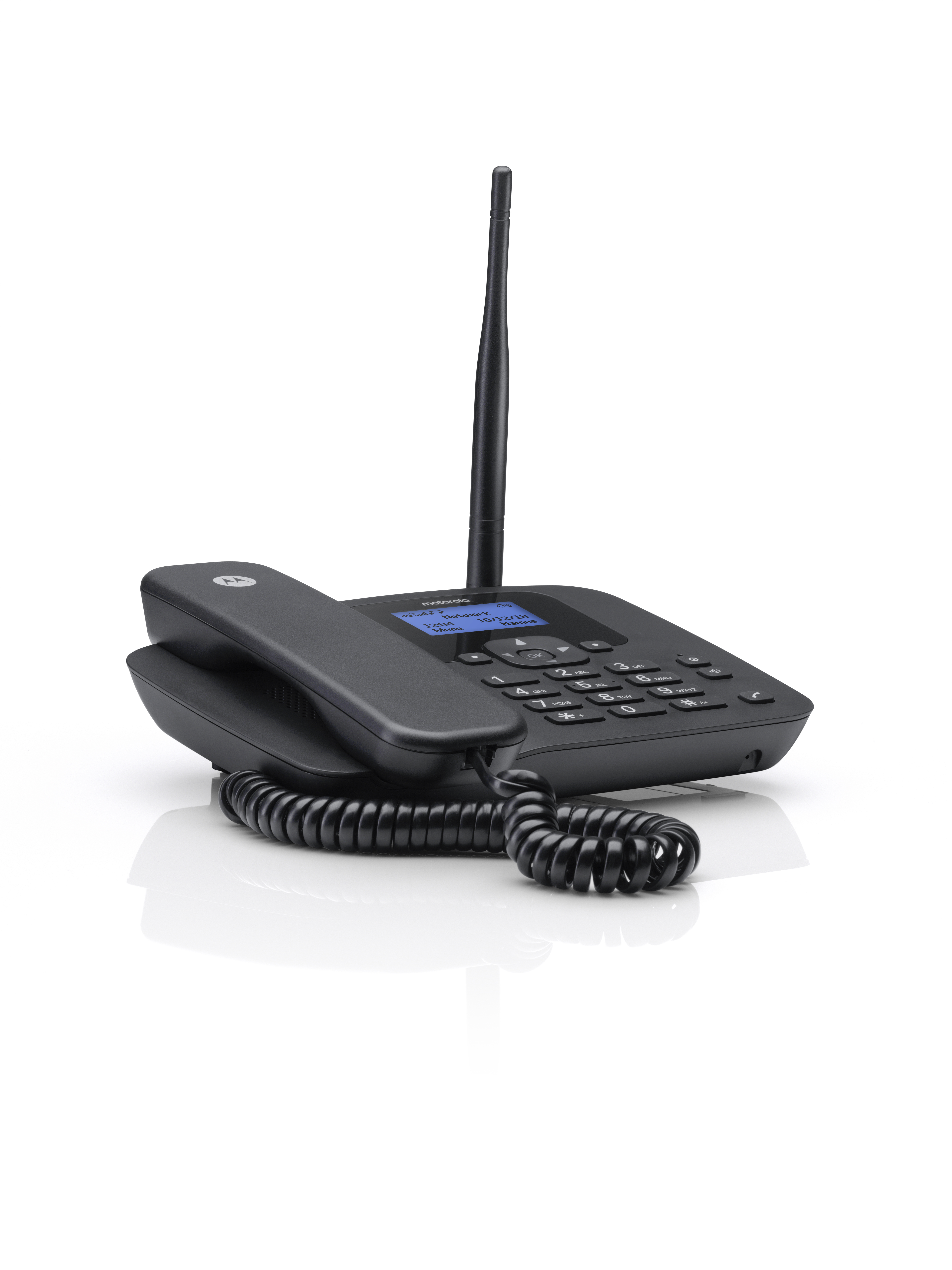 Un teléfono fijo Motorola negro con antena. El teléfono tiene una pantalla azul y un cable en espiral.