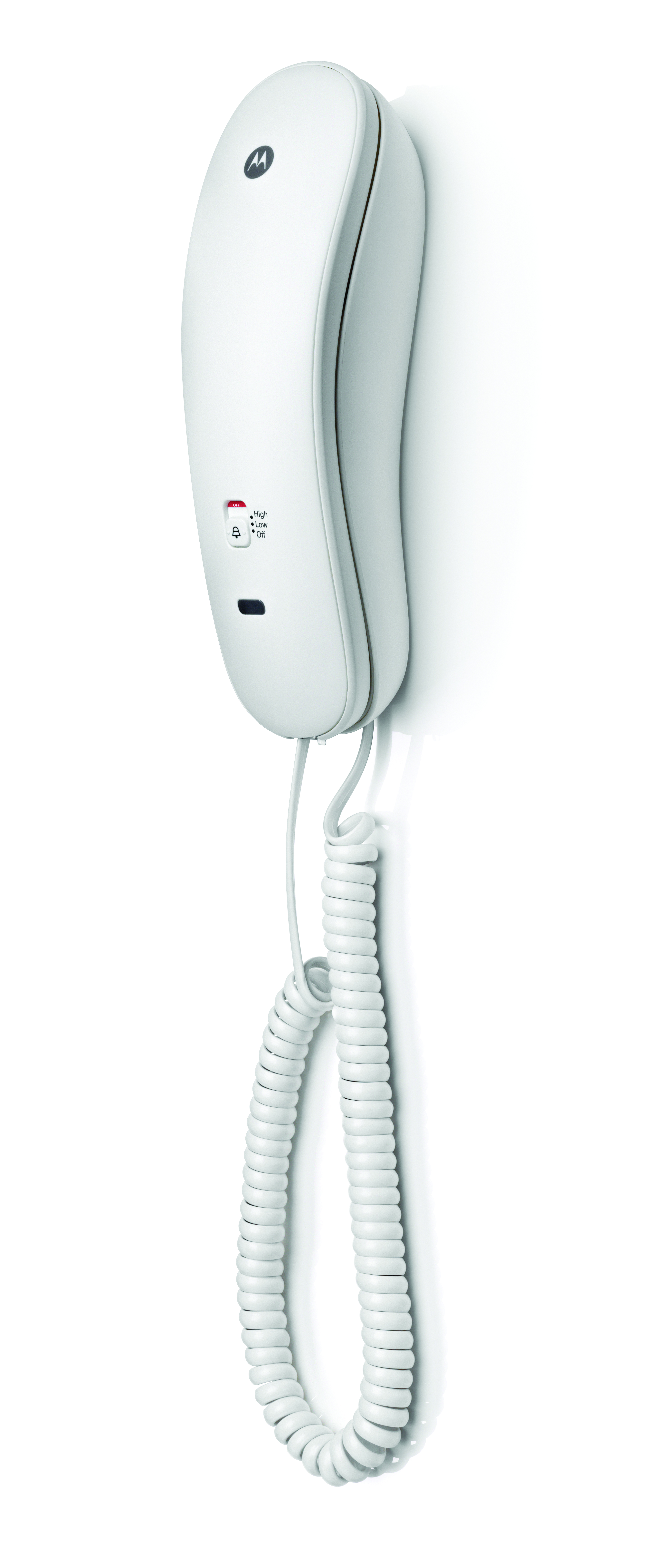 Een witte Motorola intercom hangt aan een witte muur. Het heeft een spiraalsnoer en een bedieningspaneel met een belpictogram.