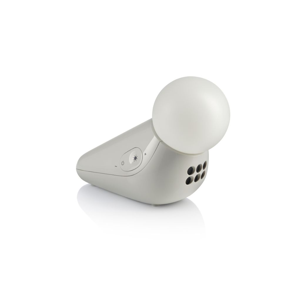 Ein graues und weißes Gerät, möglicherweise eine Lampe. Es hat ein kugelförmiges Licht und einen Körper mit Knöpfen und Löchern. Der Hintergrund ist weiß.