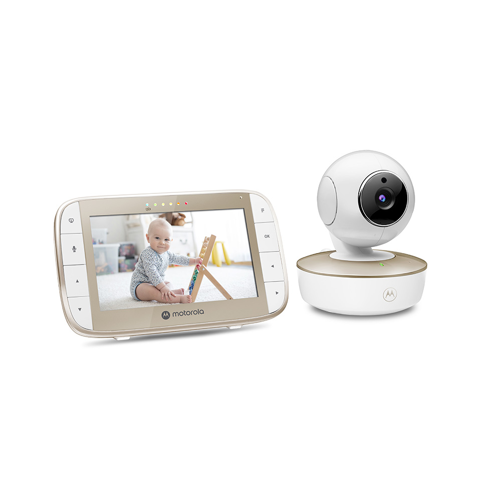 Un monitor para bebés con una pantalla que muestra a un bebé jugando. Una cámara blanca está al lado de la pantalla. Ambos están sobre un fondo blanco.