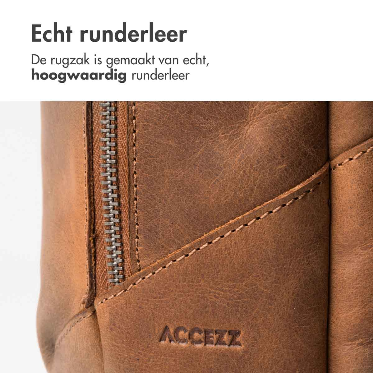 Close-up van een bruine leren tas met een rits. De merknaam ACCEZZ is onderaan zichtbaar. Het leer heeft zichtbare stiksels.