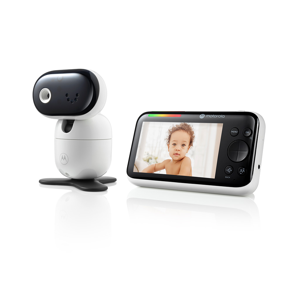 Un monitor para bebés, con una cámara y una pantalla que muestra a un bebé. La cámara es blanca y negra, la pantalla es negra y blanca.