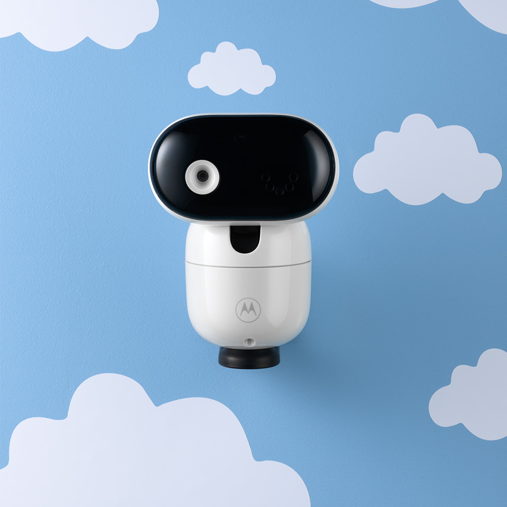Un robot blanco con cara negra, en una pared azul con recortes de nubes blancas. El robot tiene el logo de Motorola.