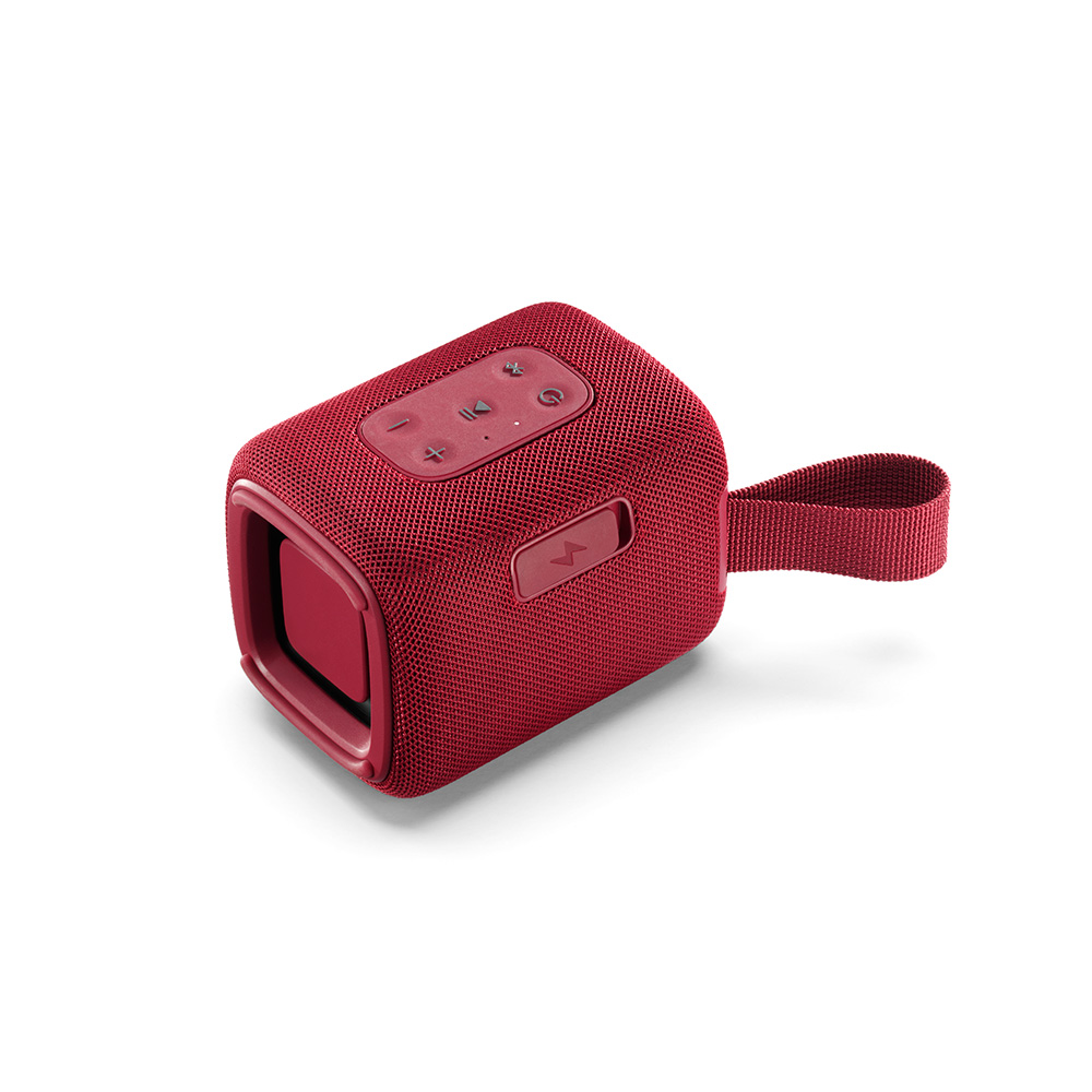 Un altoparlante portatile rosso su sfondo bianco. Ha pulsanti di controllo e un cinturino. L'altoparlante è angolato verso destra.