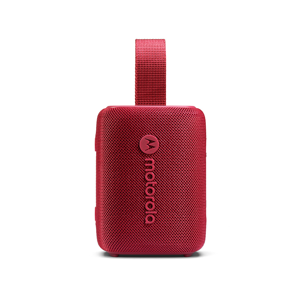 Un altoparlante Motorola rosso con cinturino. L'altoparlante ha una trama a rete e il logo Motorola. Si trova su sfondo bianco.