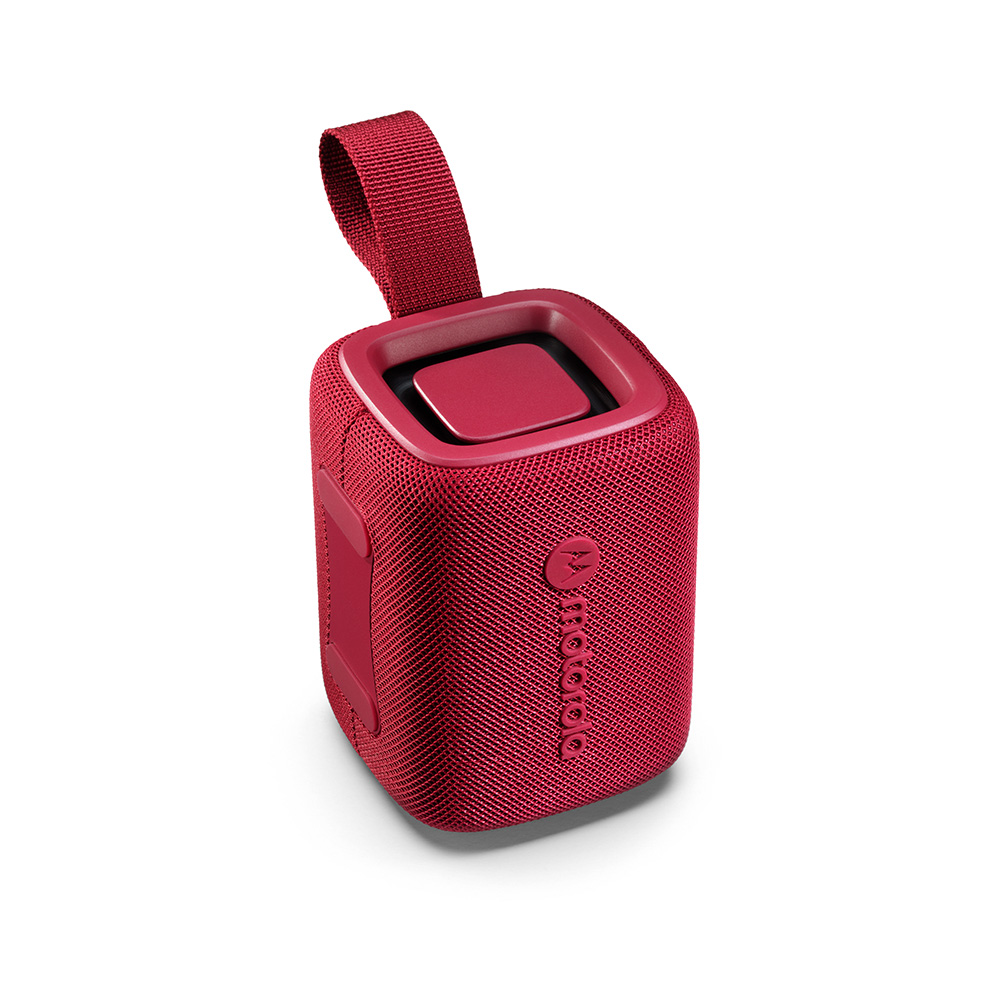 Un altoparlante Bluetooth Motorola rosso con un cinturino. Ha una forma quadrata, una trama a rete e un logo Motorola.