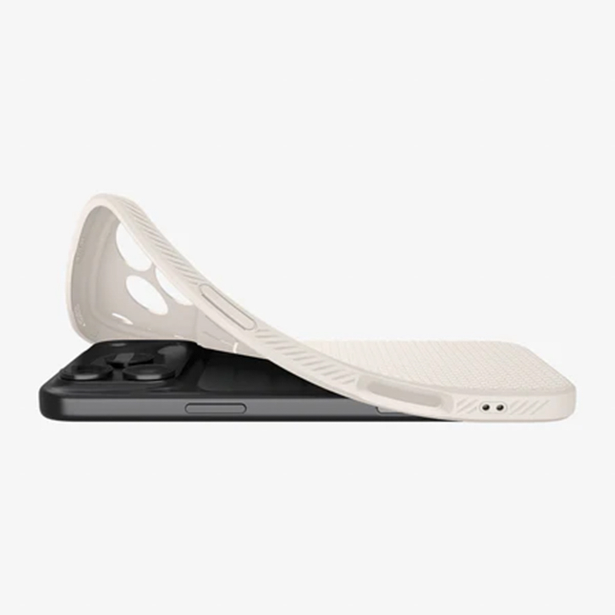 Un téléphone noir avec une coque beige clair le recouvrant partiellement. La coque est souple et a une surface texturée.