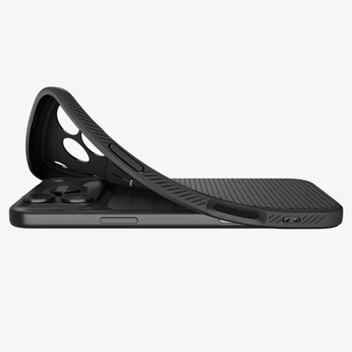 Coque de téléphone noire, partiellement ouverte, montrant l'intérieur. La coque a un dos texturé et un dessus incurvé avec des trous.
