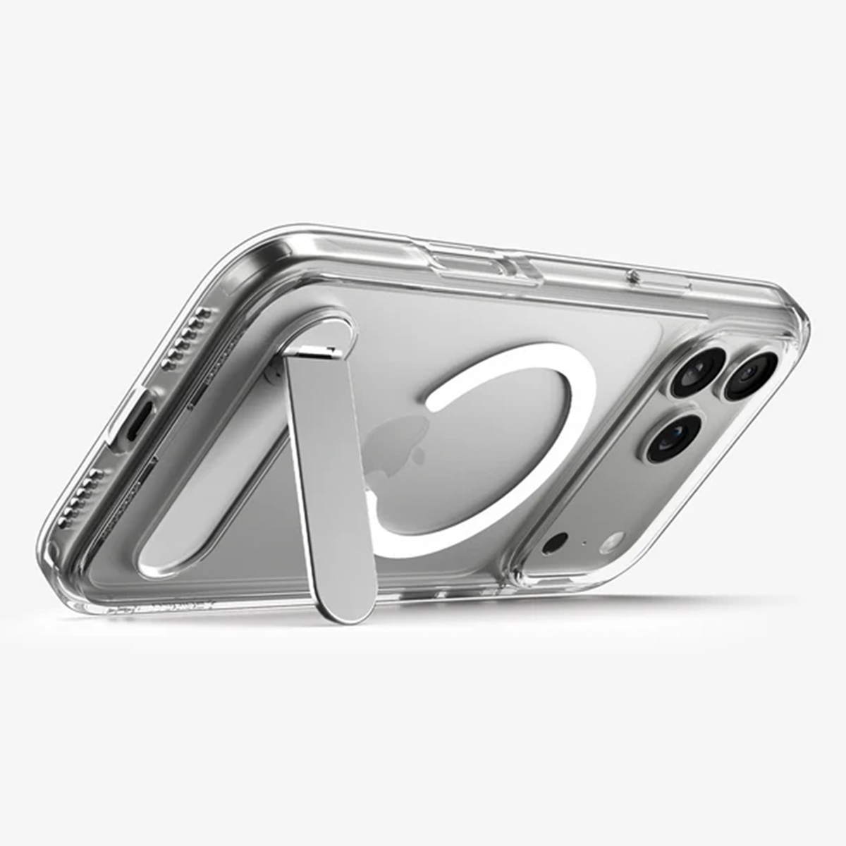 Una custodia trasparente per telefono con un supporto argentato e un design circolare bianco sul retro. Il telefono ha tre fotocamere.