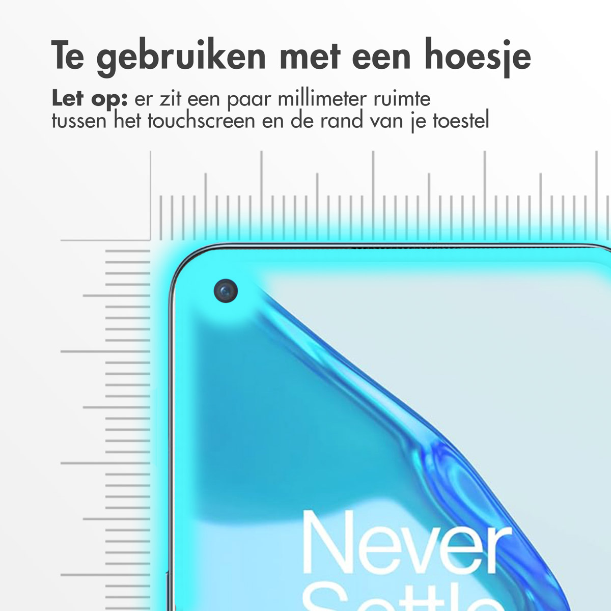 Een telefoonbeschermer wordt getoond, met Nederlandse tekst. De beschermer is blauw met een camera-uitsparing en de tekst 'Never Settle'.