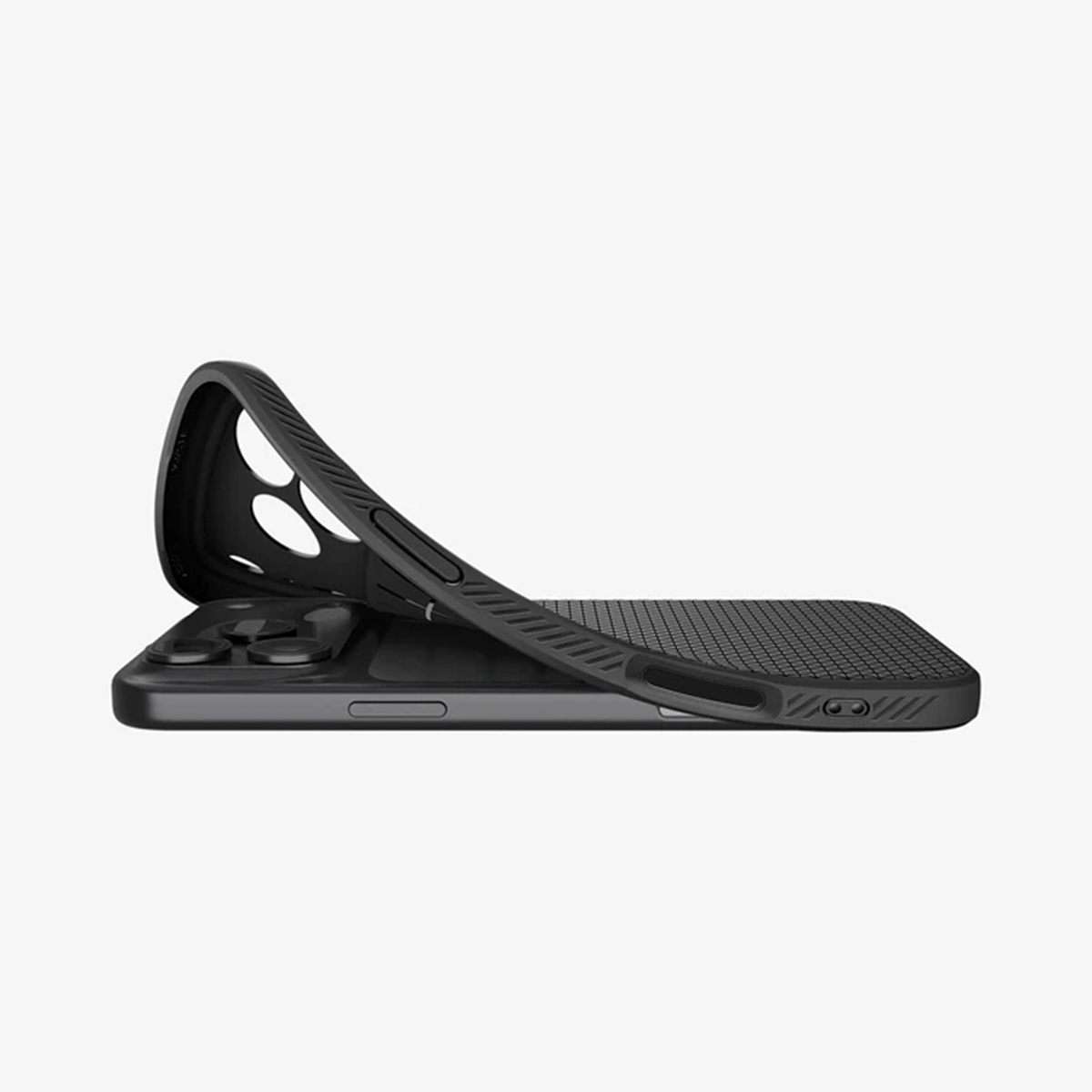 Een zwarte telefoon met een flexibele zwarte hoes die hem gedeeltelijk bedekt. De hoes is opgetild om de achterkant van de telefoon te laten zien.