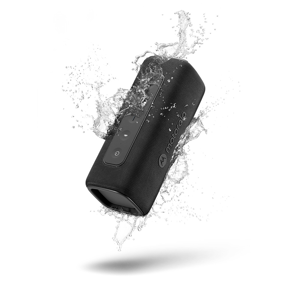 Ein schwarzer Motorola-Lautsprecher, umgeben von Wasserspritzern, erzeugt einen dynamischen, nassen visuellen Effekt vor weißem Hintergrund.