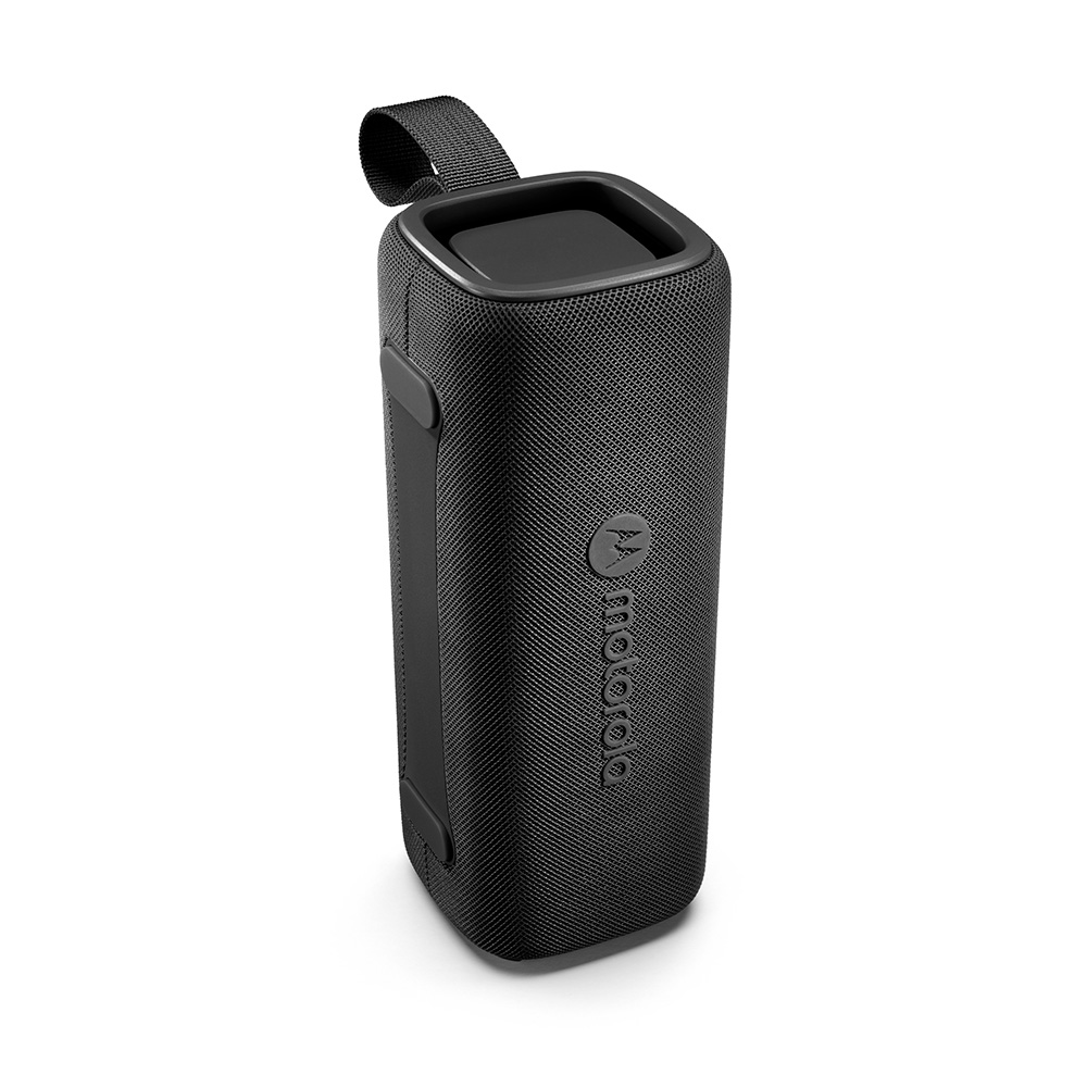 Ein schwarzer Motorola Bluetooth-Lautsprecher steht senkrecht. Er hat einen Griff oben und ein Logo an der Seite, vor weißem Hintergrund.