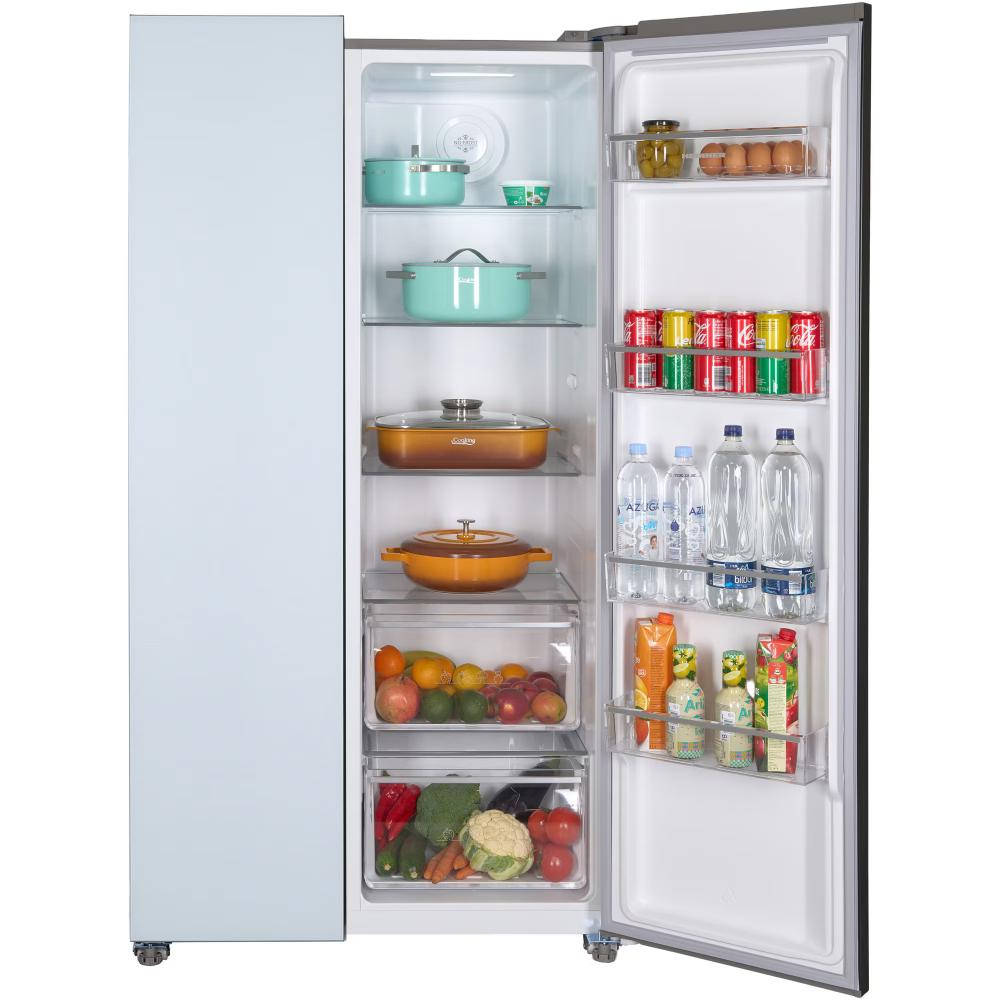 Een open koelkast met planken vol voedsel, zoals potten, fruit, groenten, drankjes en eieren.