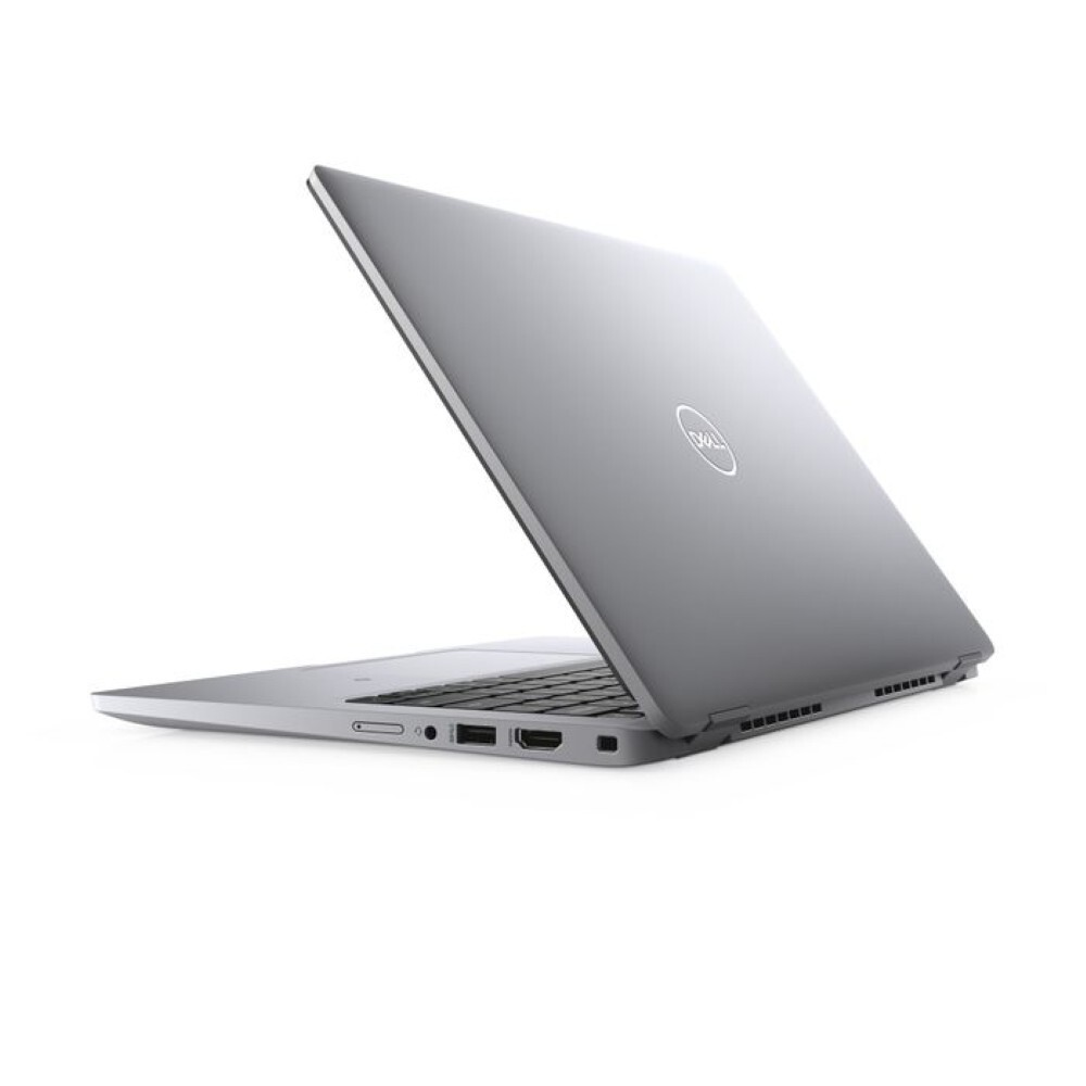 Un portátil Dell plateado está abierto sobre un fondo blanco. El logotipo de Dell es visible en la tapa.
