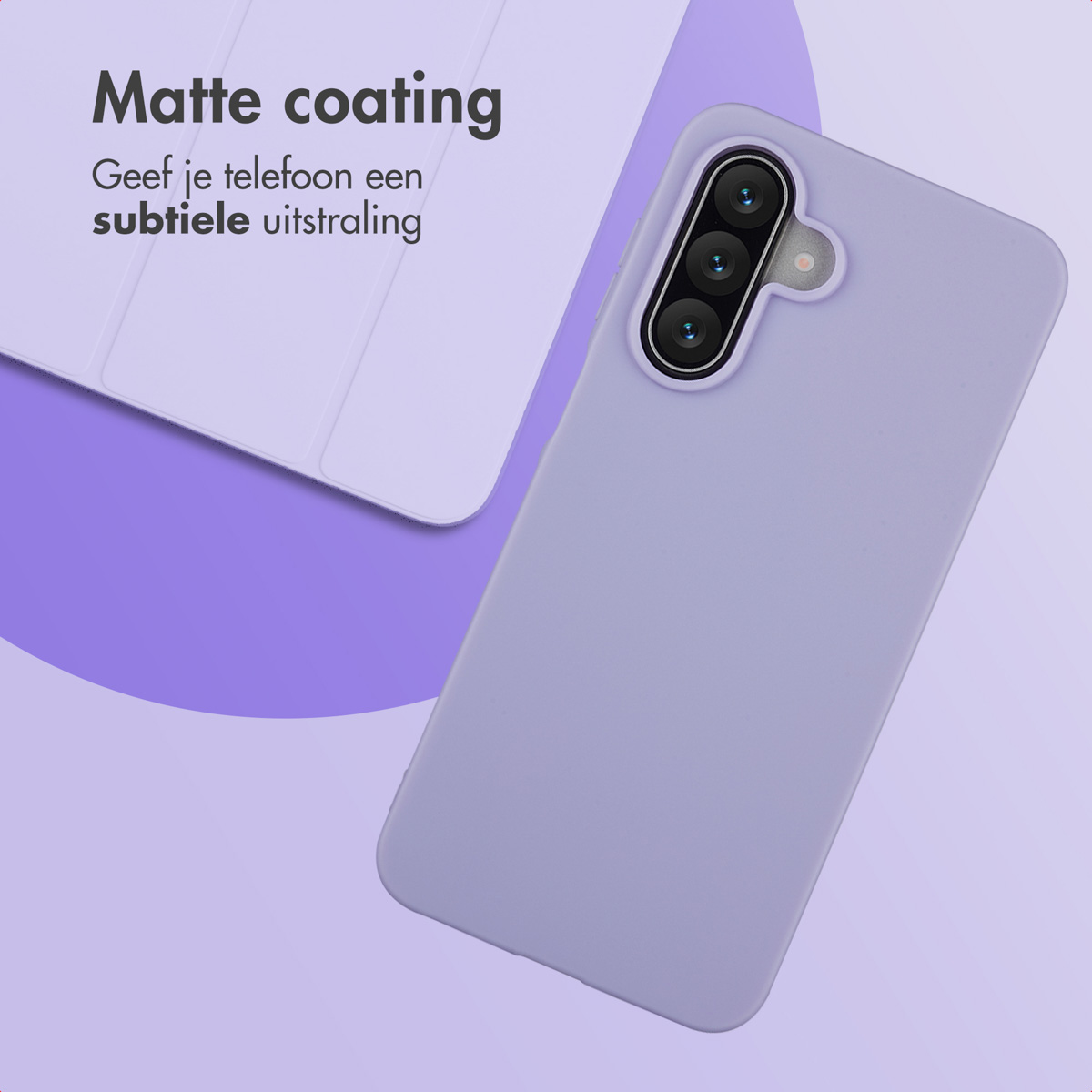 Een lavendelkleurige telefoonhoes met cameralenzen ligt op een paars oppervlak. Tekst: 'Matte coating'.