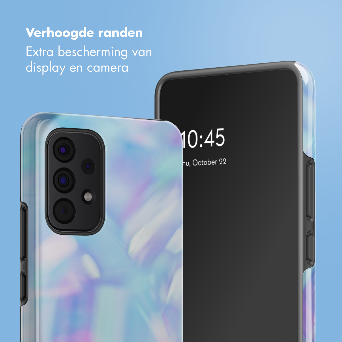 Due smartphone con custodie. Uno a fuoco mostra le lenti della fotocamera. L'altro, schermo nero, mostra l'ora. Sfondo blu.