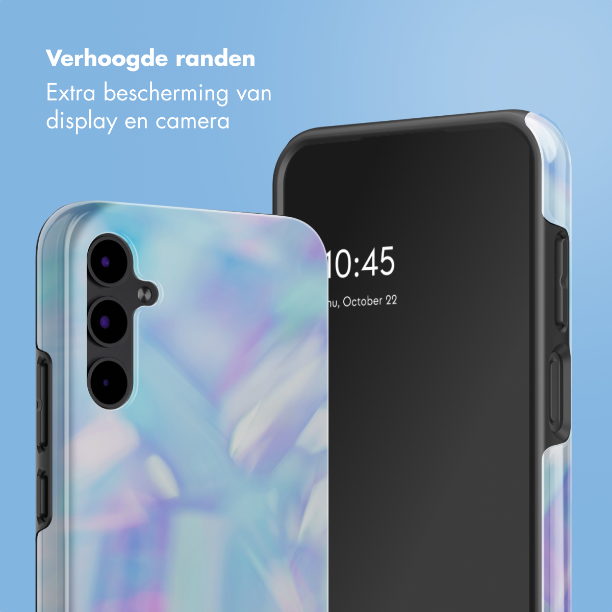Twee smartphones met hoesjes. Eén is iriserend, de andere zwart. De schermen tonen 10:45. Blauwe achtergrond.