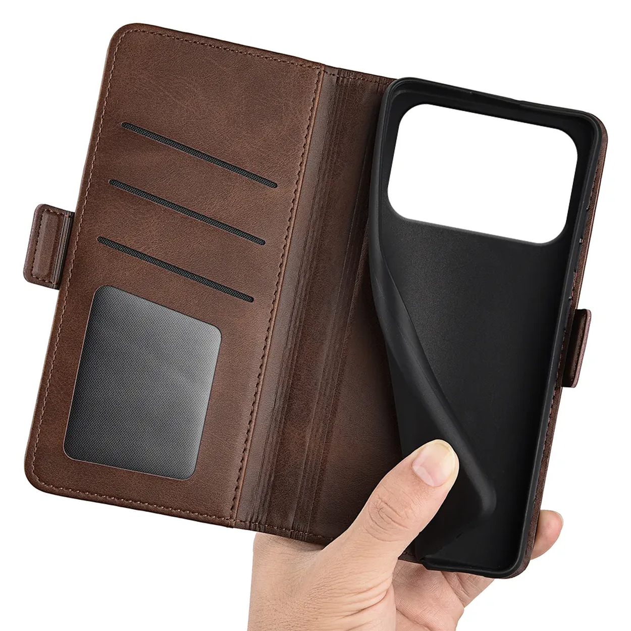 Een bruine leren telefoonhoes is open en onthult een zwart interieur. Een hand houdt de hoes vast.
