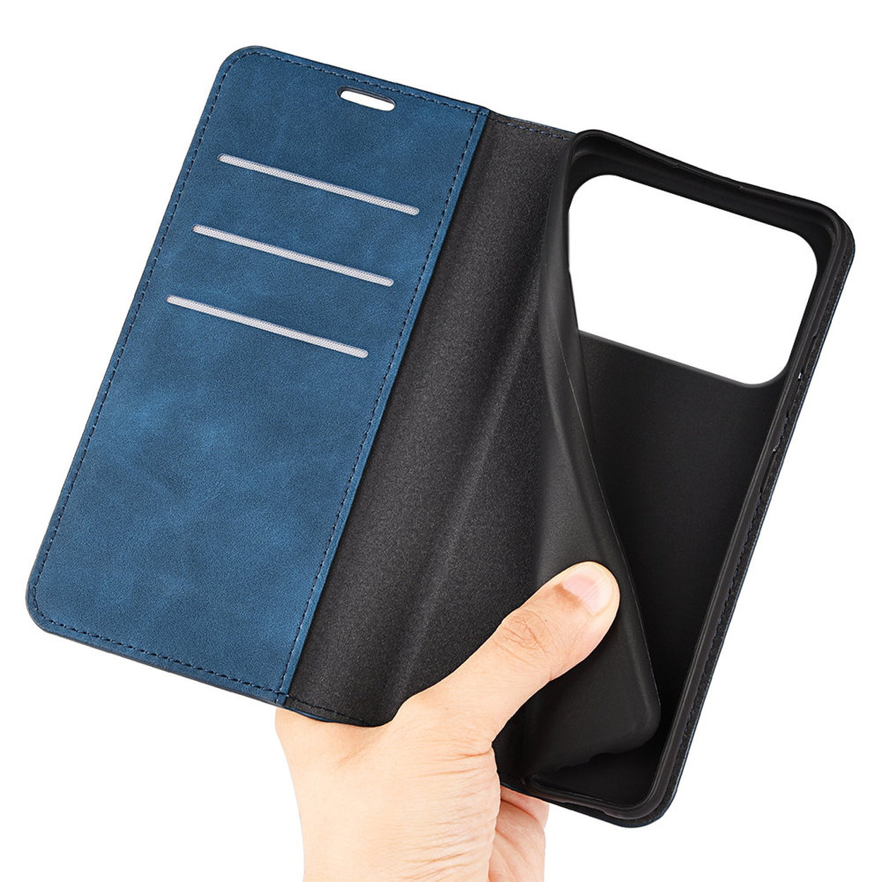 Een blauwe telefoonhoes wordt opengehouden en onthult een zwart interieur. De hoes heeft kaartsleuven en een hand houdt hem vast.