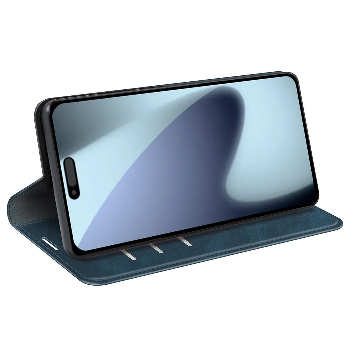 Een smartphone in een blauwe leren hoes staat open. Het scherm toont een lichtblauwe gradiënt. De hoes heeft witte stiklijnen.