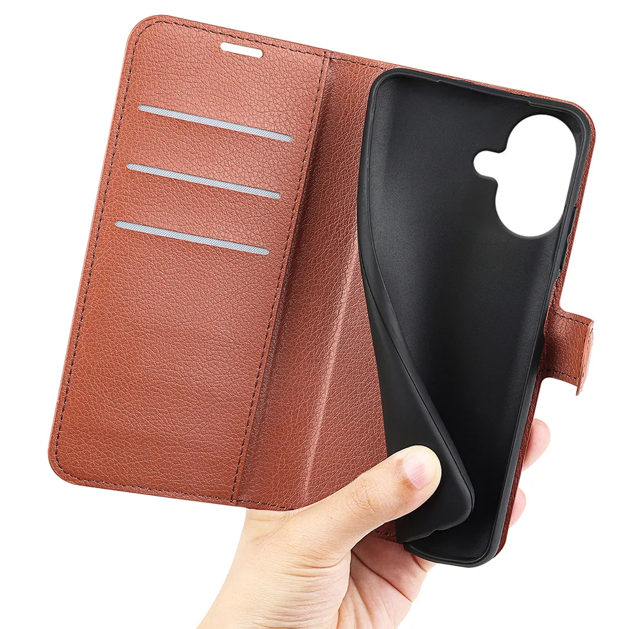 Een hand houdt een bruine leren telefoonhoes vast met een zwart interieur. De hoes is open en toont kaartsleuven.