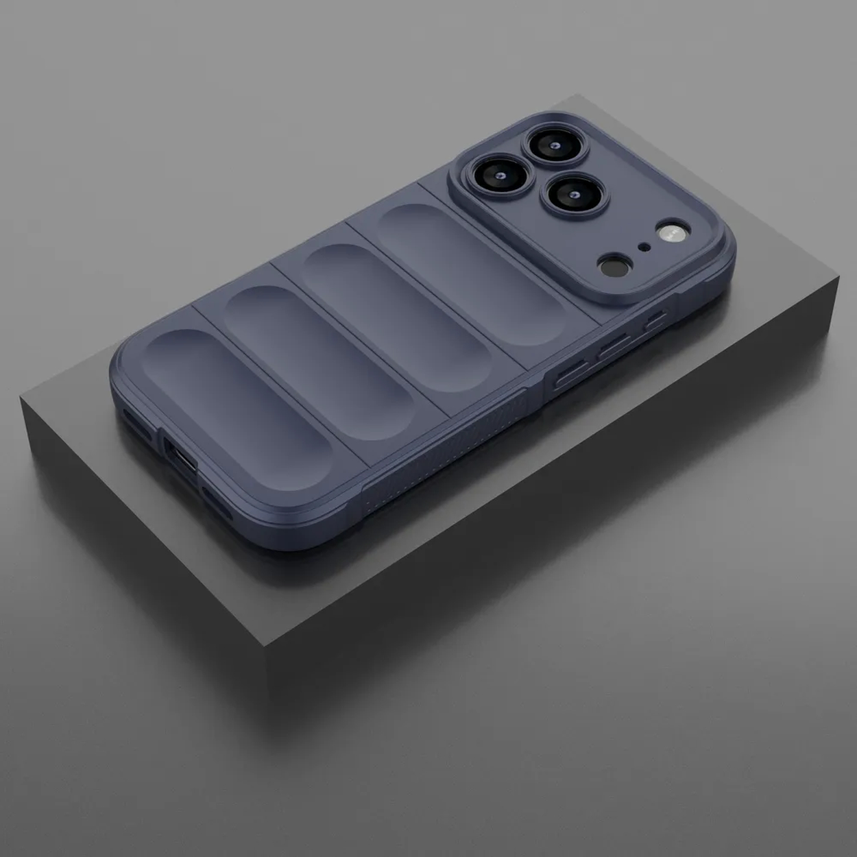Un étui de téléphone bleu avec un design nervuré, comprenant trois objectifs. Il repose sur une plateforme grise sur un fond assorti.