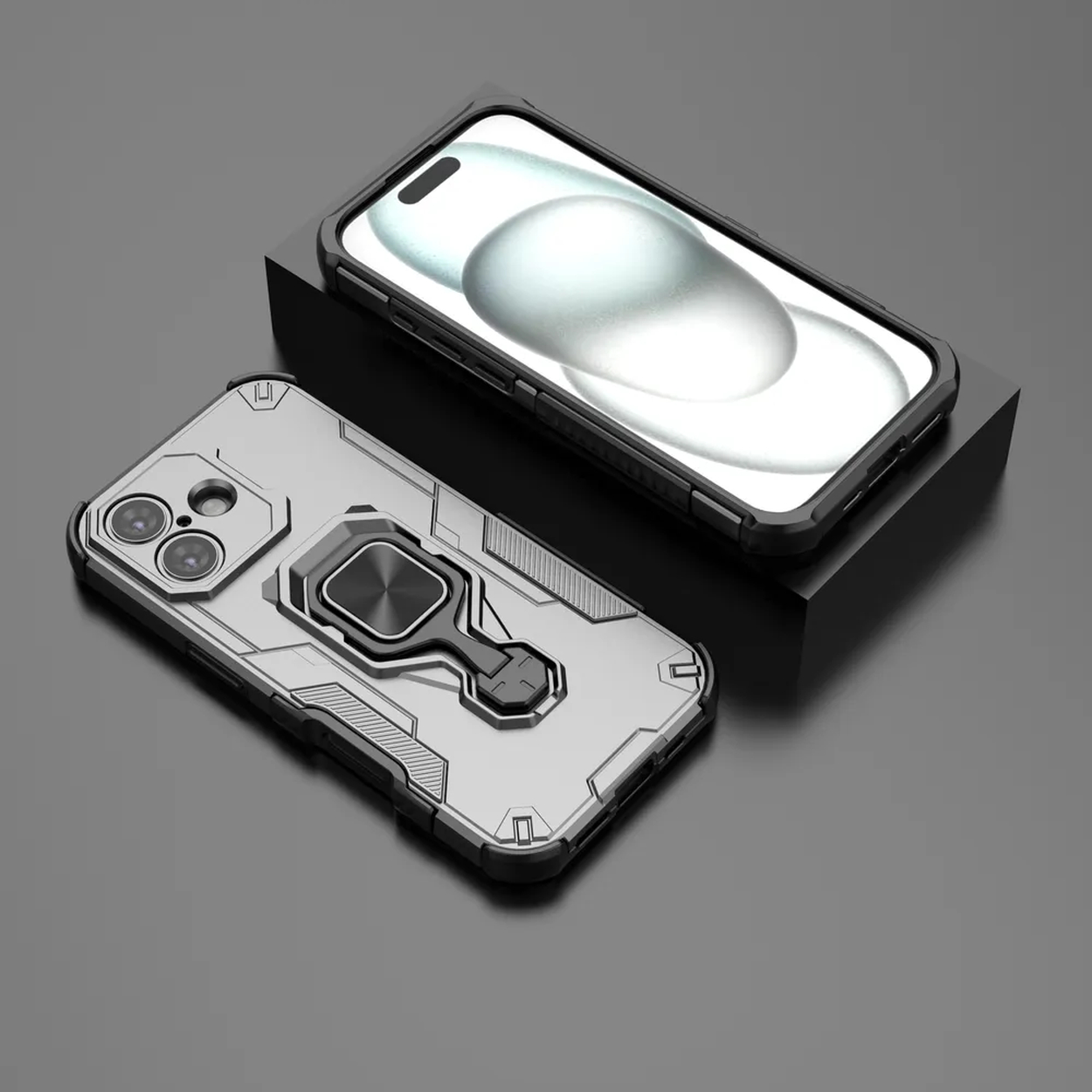 Twee zilveren telefoonhoesjes met zwarte accenten op een grijze ondergrond. Eén hoesje heeft een ringhouder, de andere staat op een zwarte standaard.
