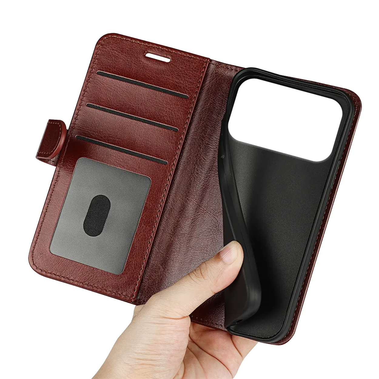 Une main tient un étui de téléphone en cuir marron ouvert. L'étui a des fentes pour cartes et un support de téléphone noir. Le fond est blanc.