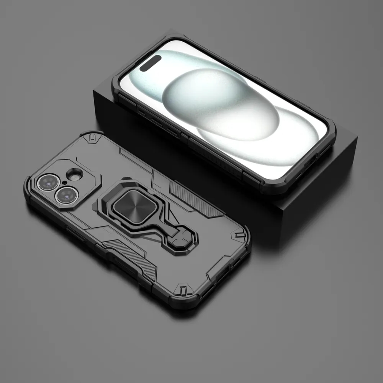 Twee zwarte telefoonhoesjes, één met telefoon, op een zwart oppervlak. Eén hoesje heeft een ringhouder. De achtergrond is donker.