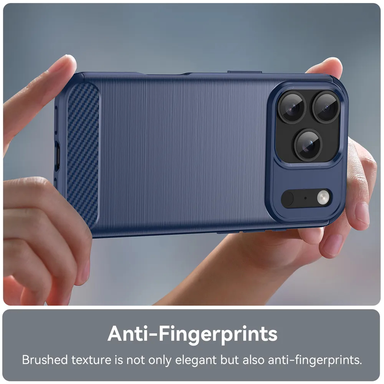 Een hand houdt een blauwe telefoonhoes vast met een getextureerde achterkant. De hoes heeft een uitsparing voor de camera en koolstofvezeldetails.