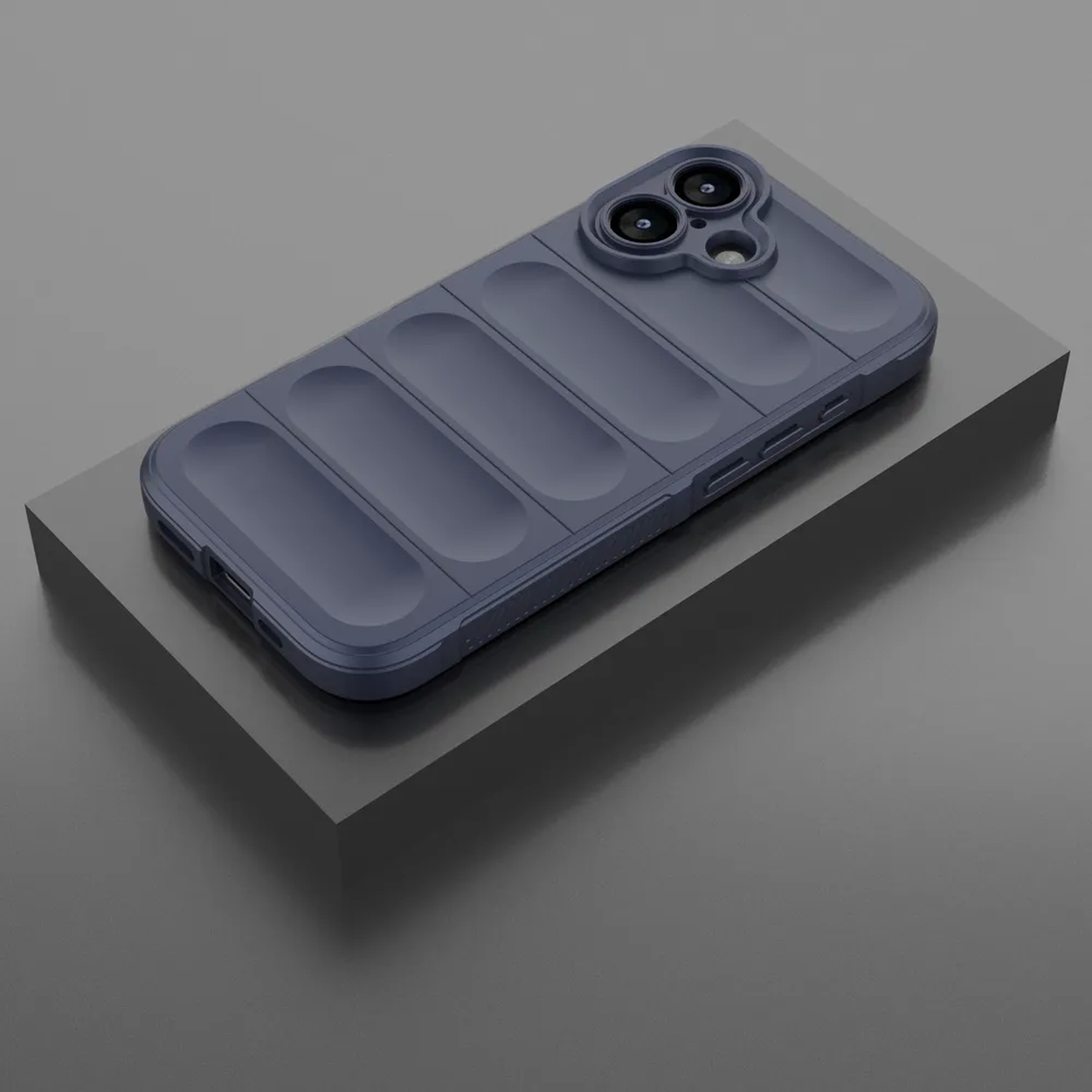 Un étui de téléphone bleu avec un design texturé repose sur un bloc gris sur un fond gris foncé.