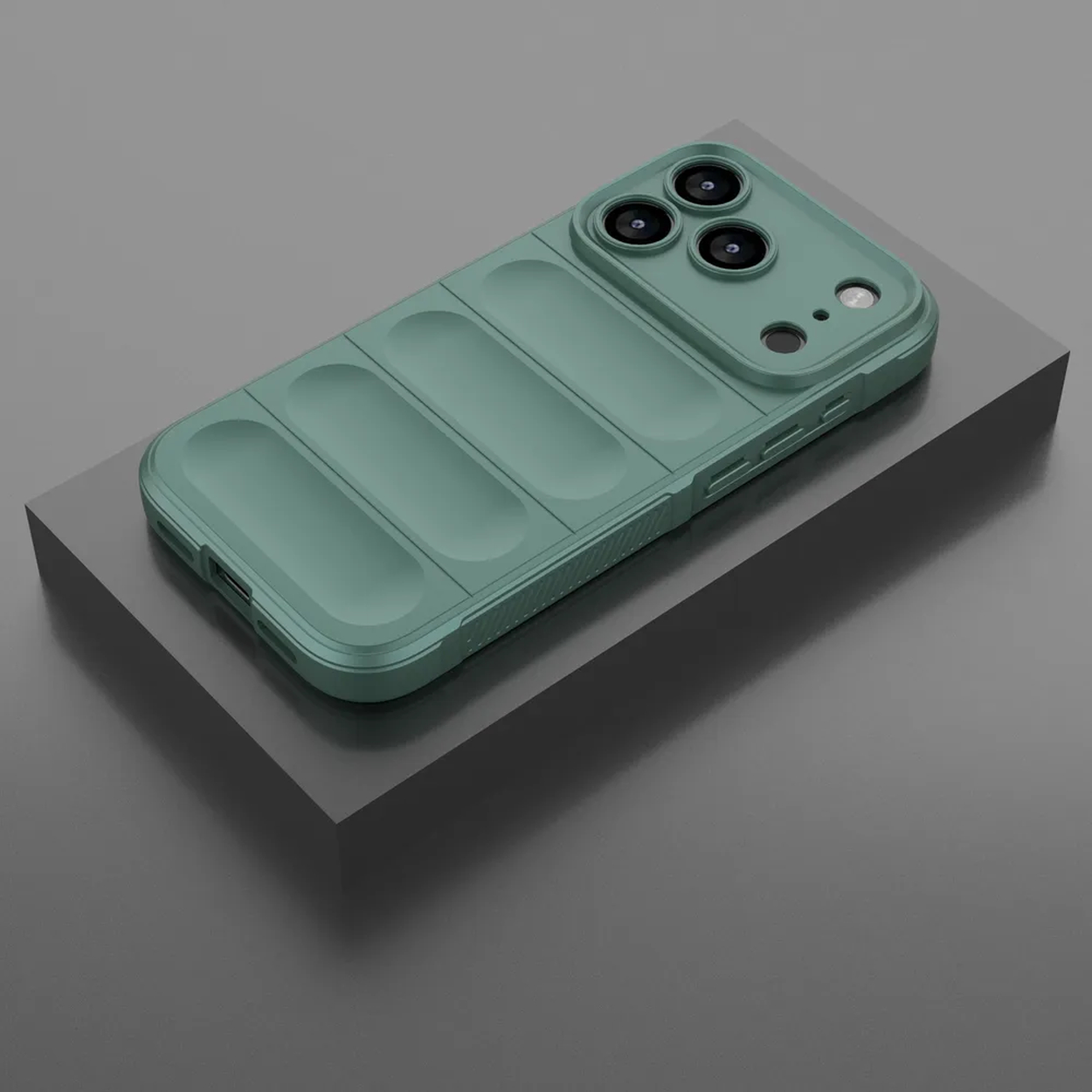 Een teal telefoonhoesje met drie cameralenzen rust op een donkergrijs rechthoekig blok, tegen een grijze achtergrond.