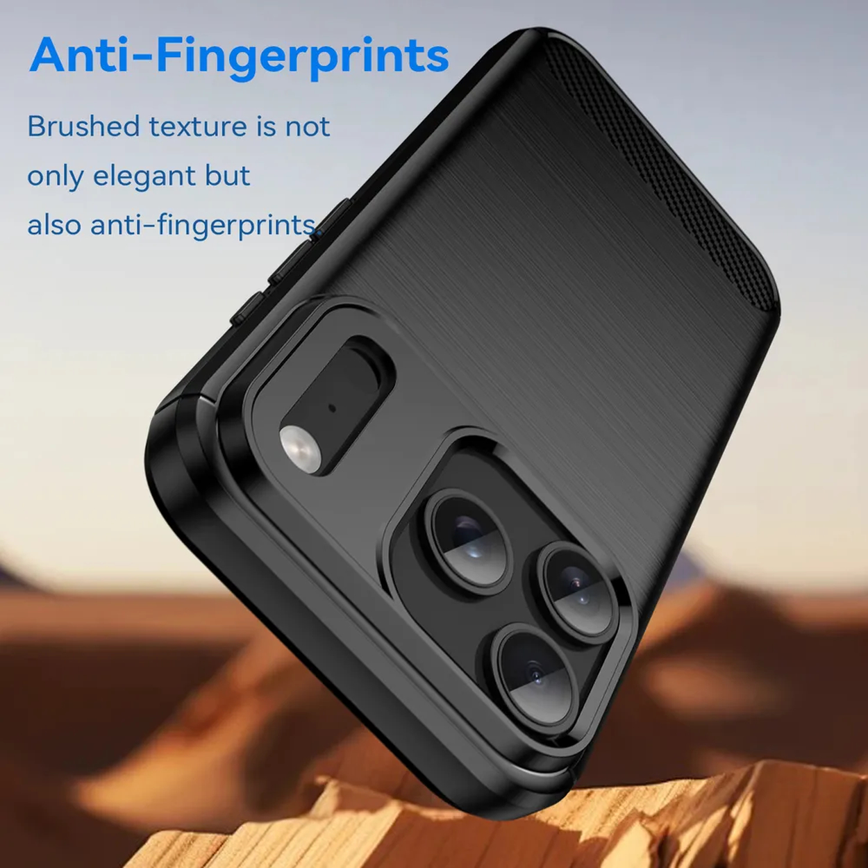 Een zwarte telefoonhoes met een geborstelde textuur, met meerdere cameralenzen. Tekst luidt 'Anti-Fingerprints'.