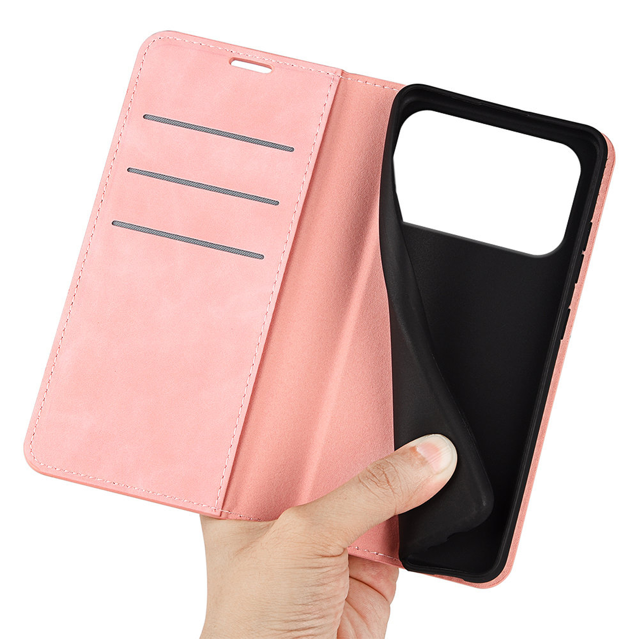 Een roze telefoonhoesje wordt door een hand vastgehouden. Het is open en toont een zwart interieur. De hoes heeft kaartsleuven.