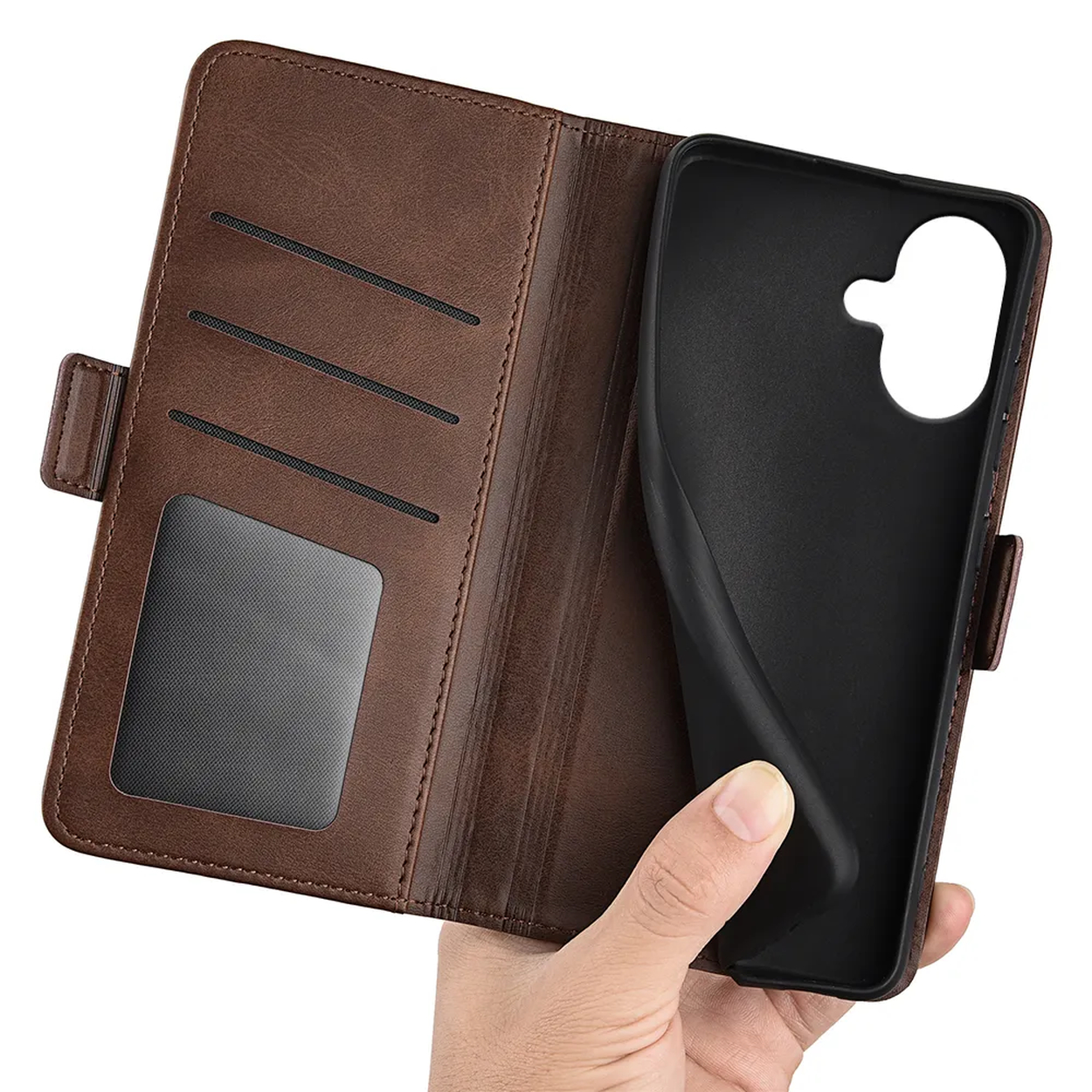 Bruine leren telefoonhoes open, met zwart interieur. Hand houdt telefoonhoes vast, kaartsleuven zichtbaar.