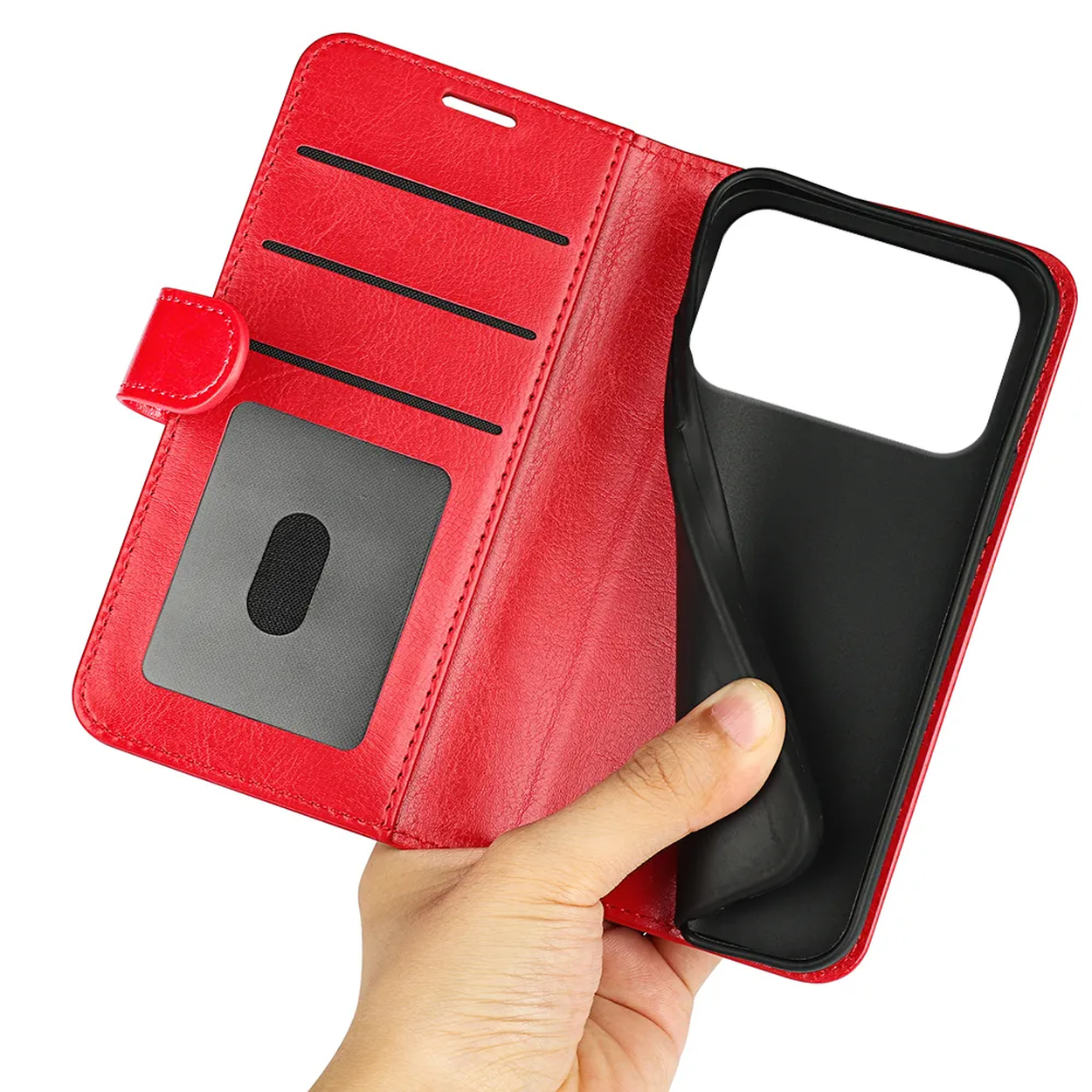 Un étui de téléphone rouge est maintenu ouvert par une main. L'étui est ouvert pour révéler un support de téléphone noir et des fentes pour cartes.