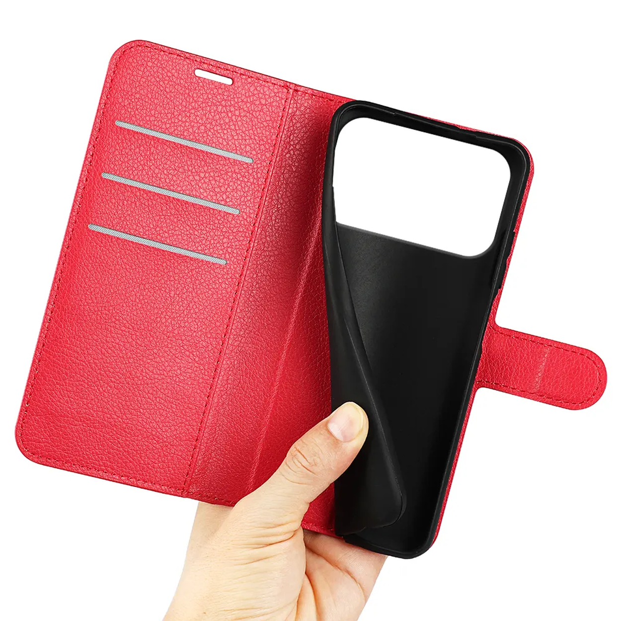 Een hand houdt een rode leren telefoonhoes open en onthult een zwarte telefoonhouder. De hoes heeft sleuven voor kaarten.